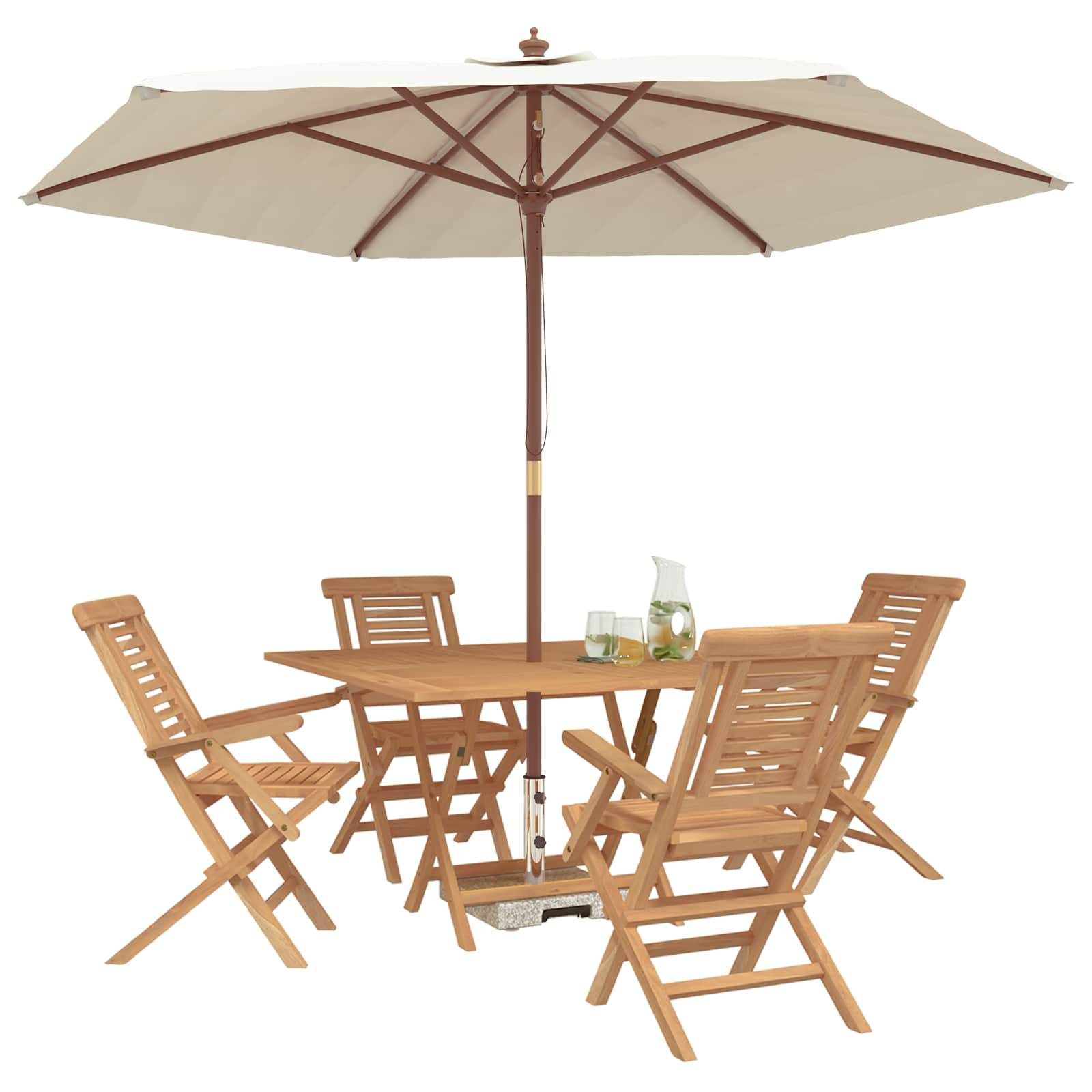 Esszimmerset für die Terrasse im Freien mit Holztisch, vier Klappstühlen und großem beigefarbenem Regenschirm auf weißem Hintergrund.
