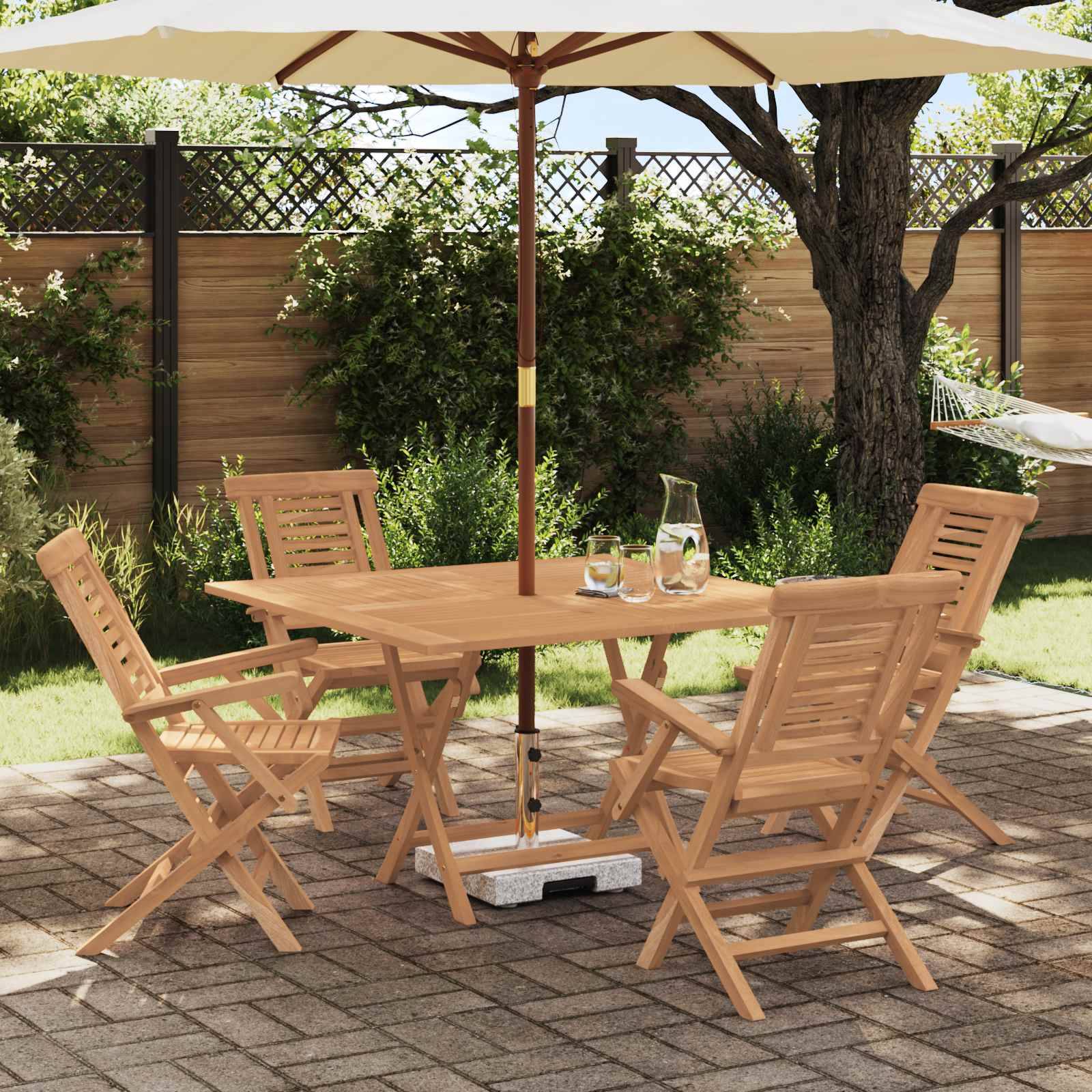 Holztischtisch auf der Terrasse mit vier klappbaren Stühlen unter einem großen Regenschirm in einem Gartenhof.