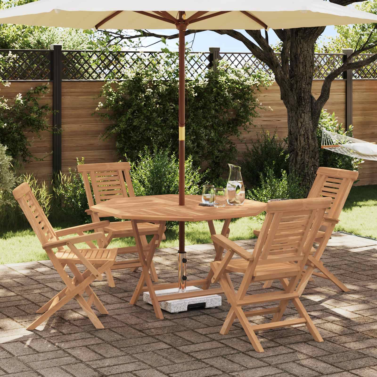 Holz-Gartenesstisch-Set mit vier klappbaren Stühlen und rundem Tisch unter einem großen Schirm auf einer sonnigen Garten-Terrasse.