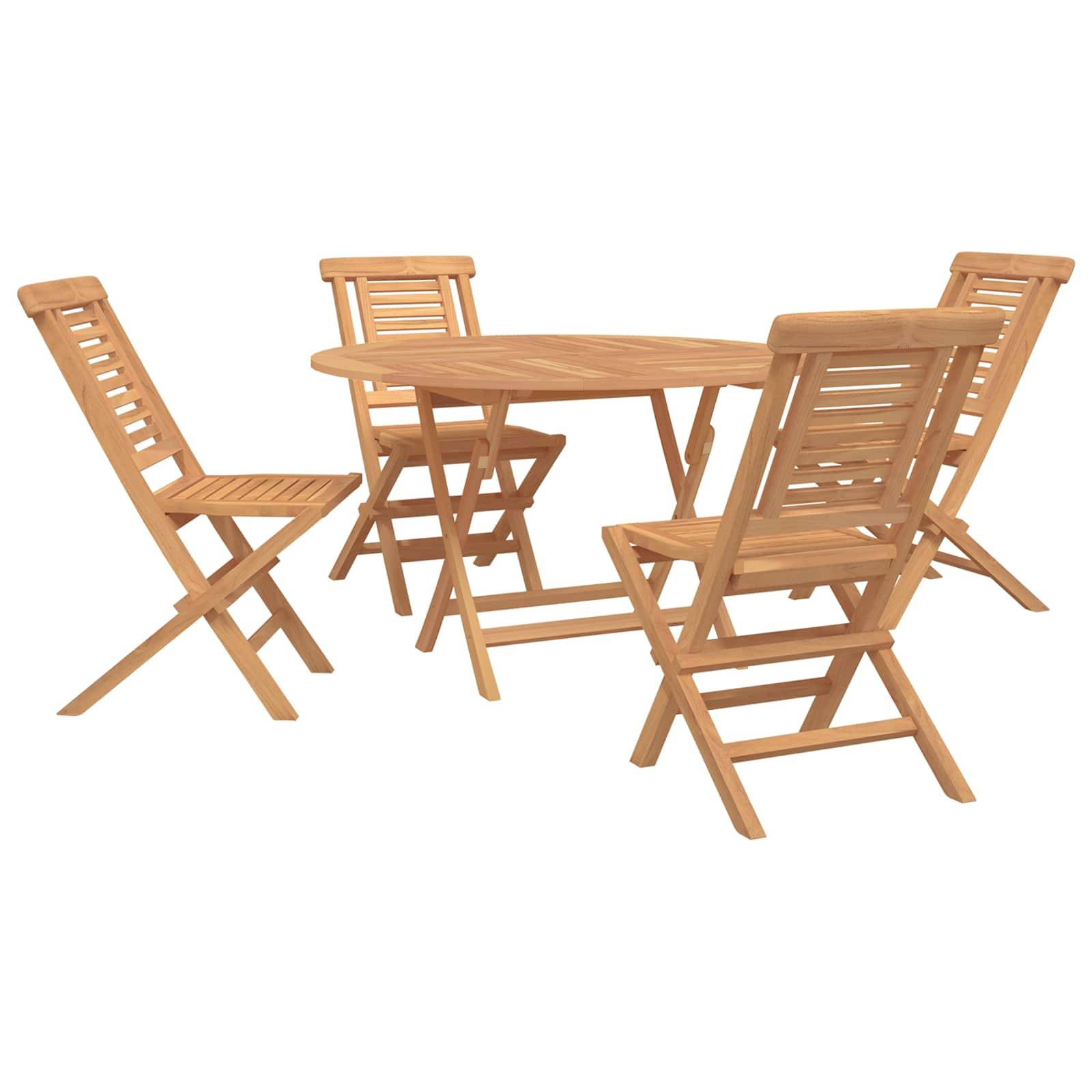 Vier Holzklappstühle um einen runden Holz-Patio-Tisch auf weißem Hintergrund.