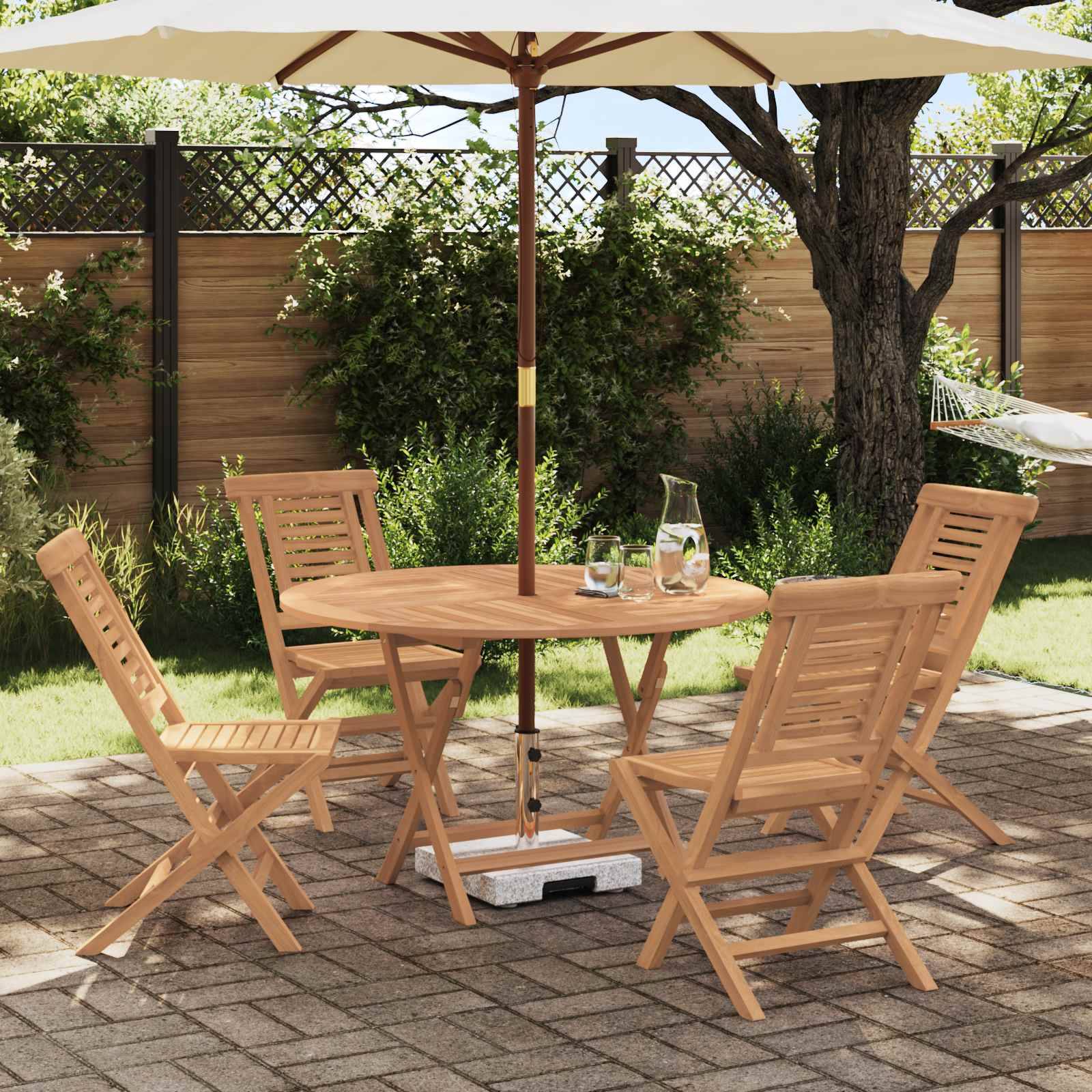 Holz-Außenterrassenmöbel mit vier Klappstühlen und rundem Tisch unter einem großen cremefarbenen Schirm in einem Garten.