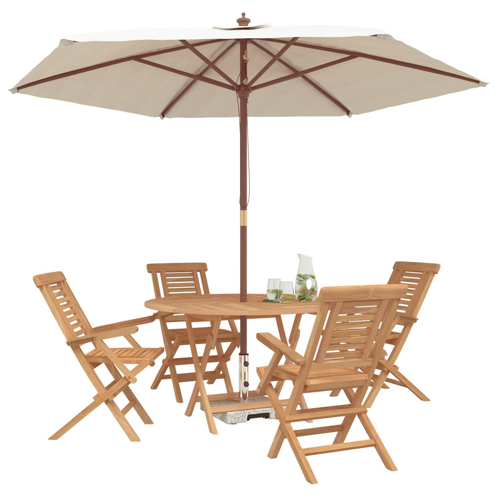 Essbereich für die Terrasse im Freien mit vier hölzernen Klappstühlen, rundem Tisch und großem beigefarbenem Schirm auf weißem Hintergrund.