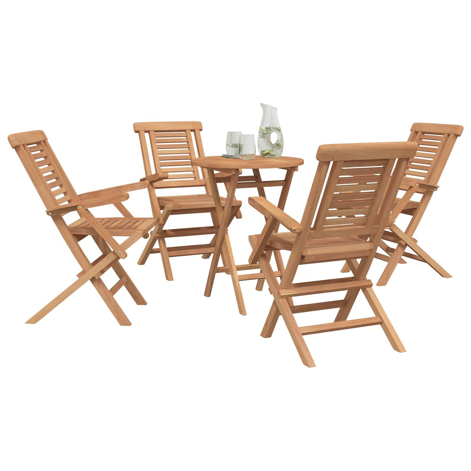 Holzgarniteur für den Außenbereich mit vier Klappstühlen um einen kleinen runden Tisch, mit Gläsern und einer Kanne obendrauf.