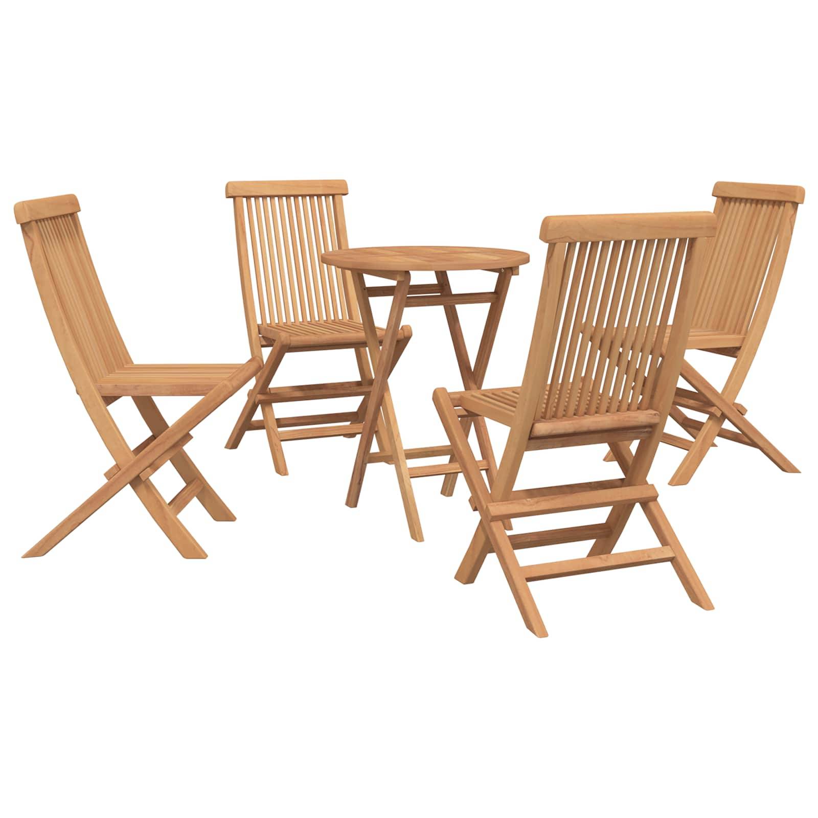 Vier hölzerne Klappstühle, die einen kleinen runden Holztisch umgeben, auf weißem Hintergrund dargestellt.