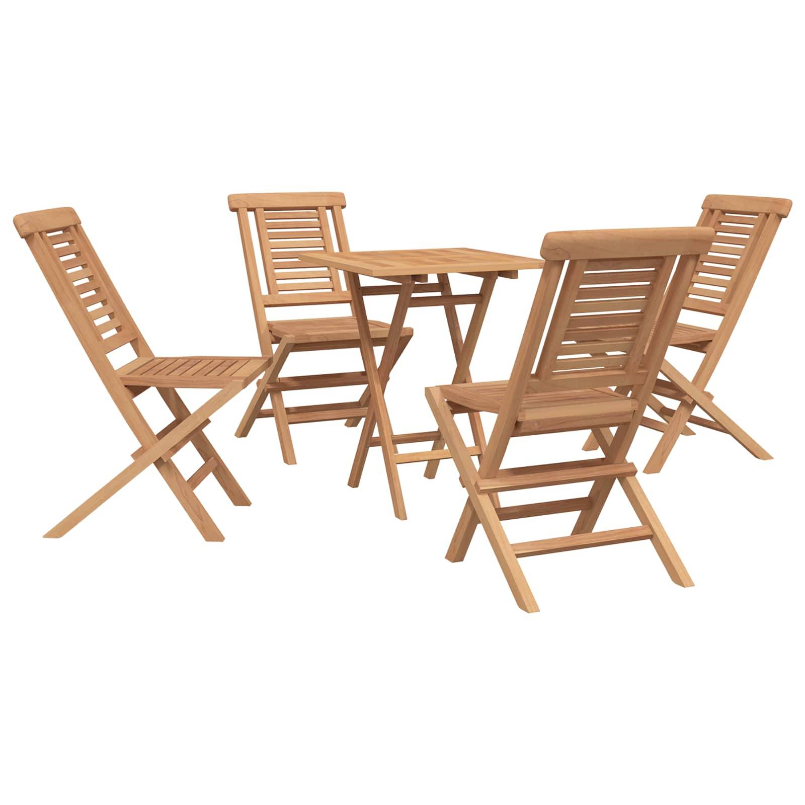 Vier hölzerne Klappmittel umgeben einen kleinen quadratischen Holztisch auf weißem Hintergrund.