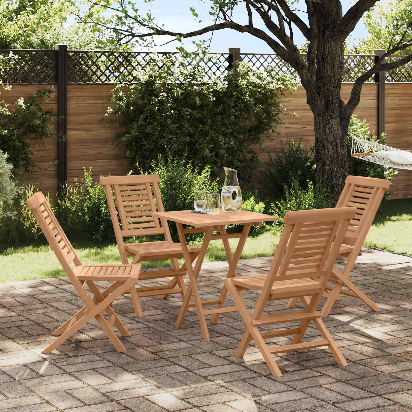 Outdoor-Terrassenmöbel mit vier Holzstühlen um einen kleinen quadratischen Tisch auf einer gepflasterten Gartenterrasse unter einem Baum.