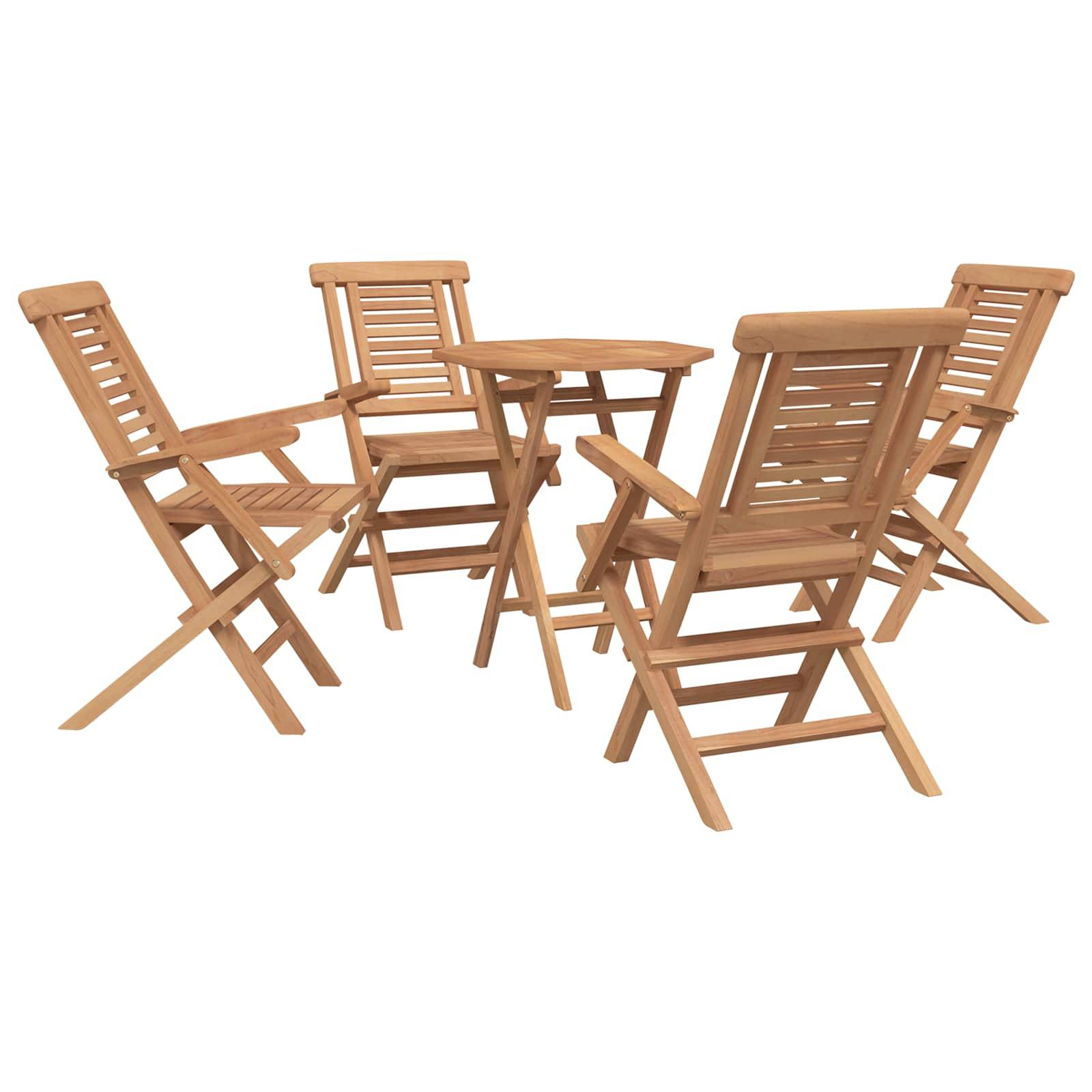 Holzgarnituren für die Terrasse im Freien mit vier Klappstühlen um einen kleinen runden Tisch auf weißem Hintergrund.