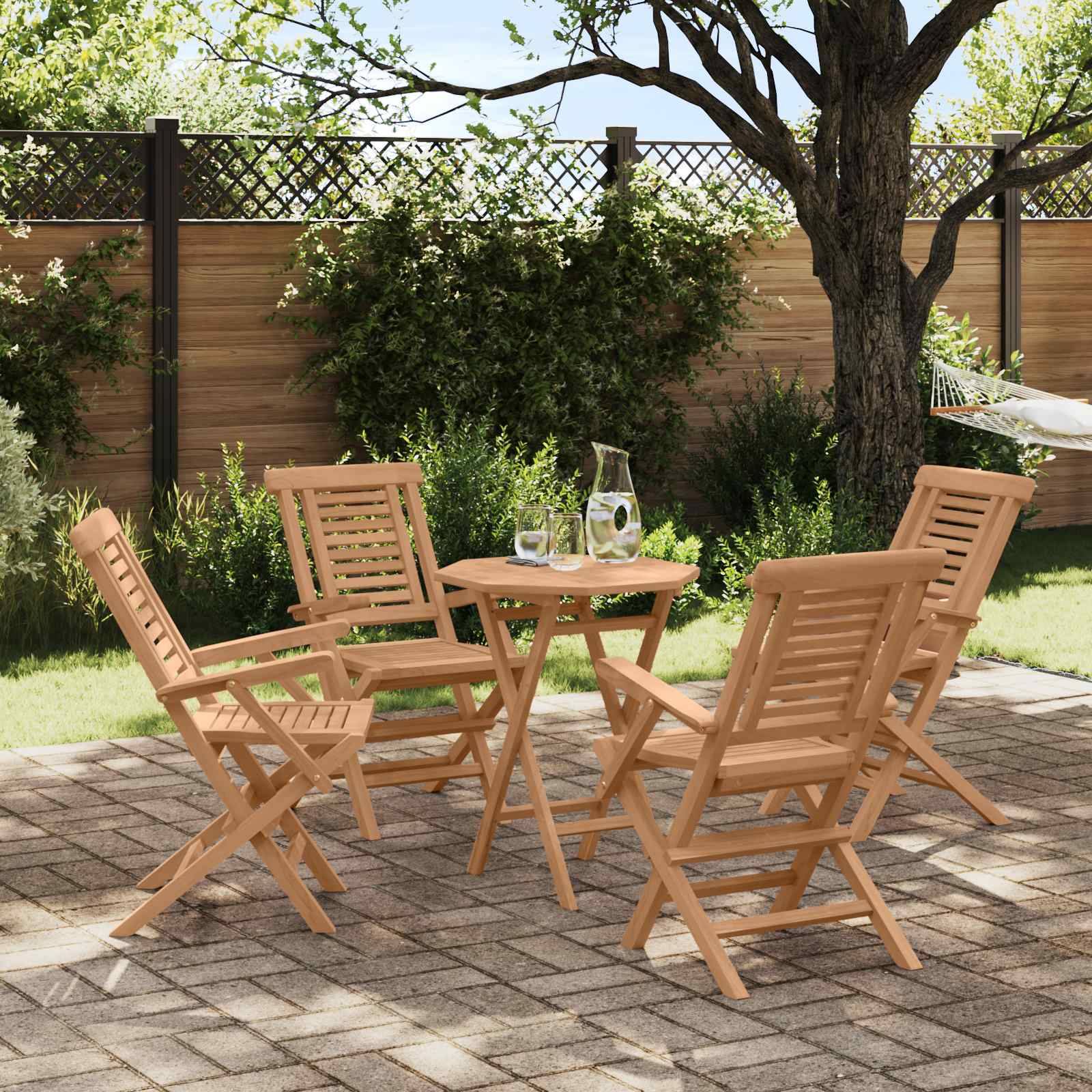 Vier hölzerne Terrassenstühle umgeben einen kleinen runden Tisch mit einem Krug und Gläsern auf einer Terrasse im Hinterhof unter einem Baum.