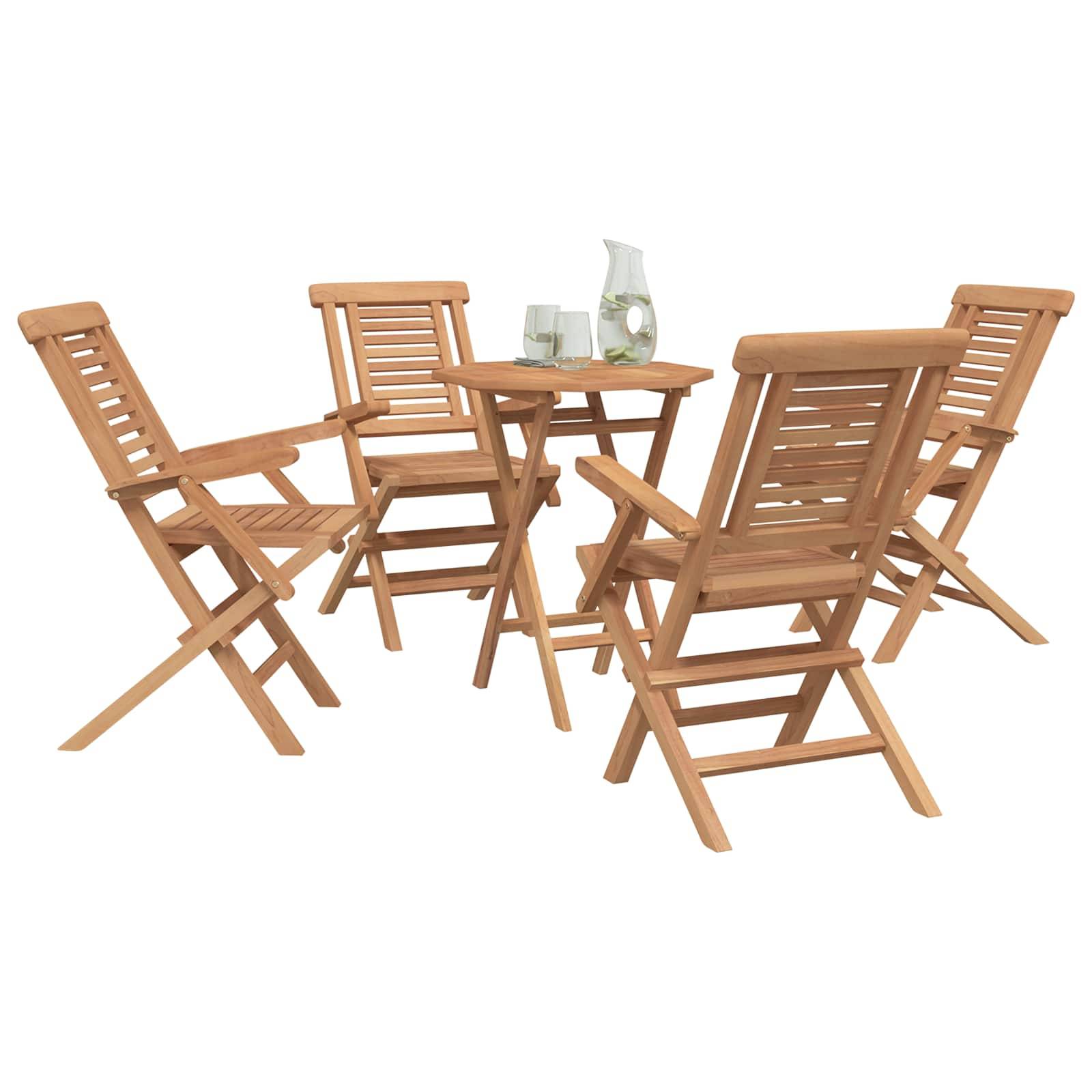 Holz-Gartenmöbel-Set für die Terrasse mit vier Klappstühlen um einen kleinen runden Tisch mit Gläsern und einer Kanne.