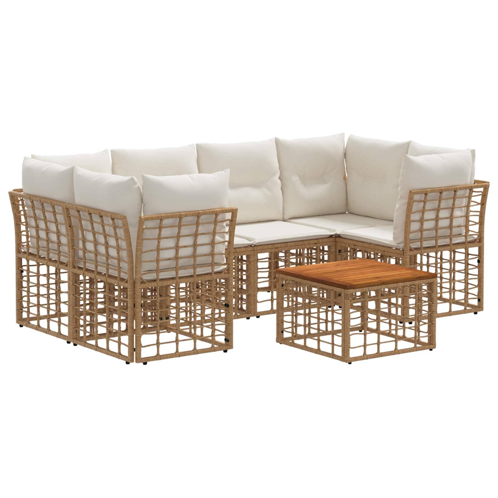 Wickel-Außensektionalsofa mit cremefarbenen Kissen und passendem Couchtisch auf weißem Hintergrund