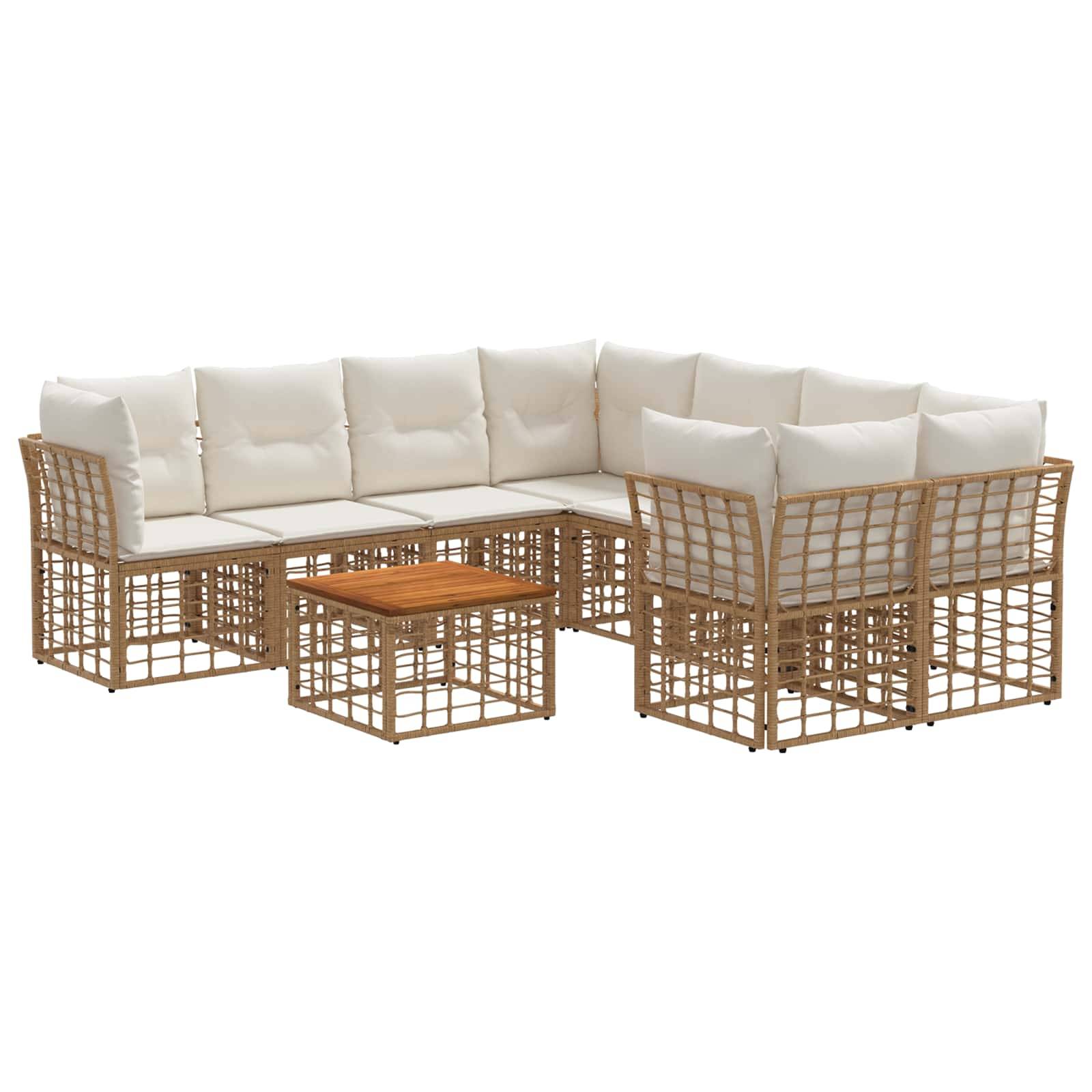 Outdoor-Rattanlounge-Set mit weißen Kissen und kleinem Holz-Couchtisch, auf weißem Hintergrund dargestellt.