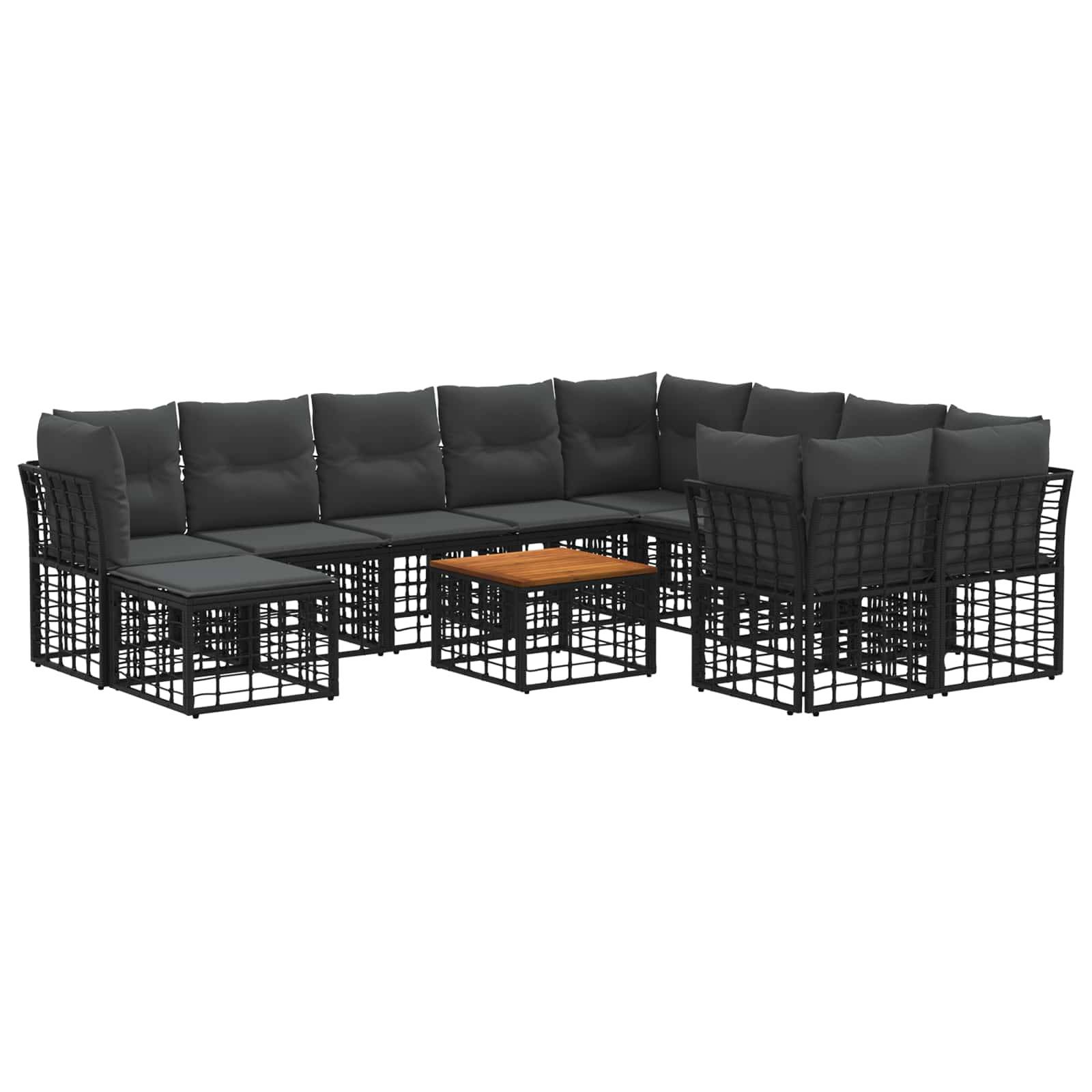 Outdoor-Lounge-Garnitur mit Polstermöbeln mit schwarzen Flechtrahmen, dunklen Kissen und einem kleinen Couchtisch mit Holzplatte.