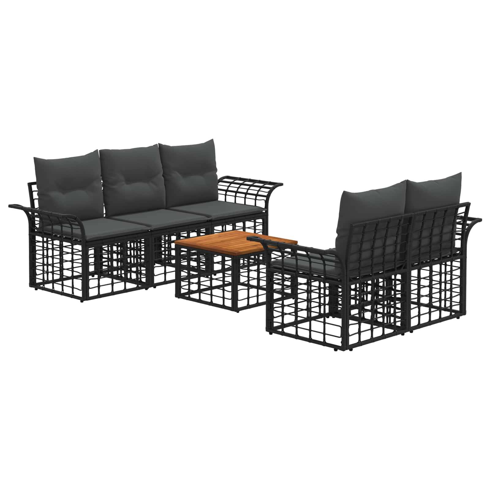 Schwarze Metall-Gartenmöbel-Garnitur im Freien mit gepolstertem Sofa, zwei Stühlen und einem kleinen Tisch mit Holzplatte auf weißem Hintergrund.