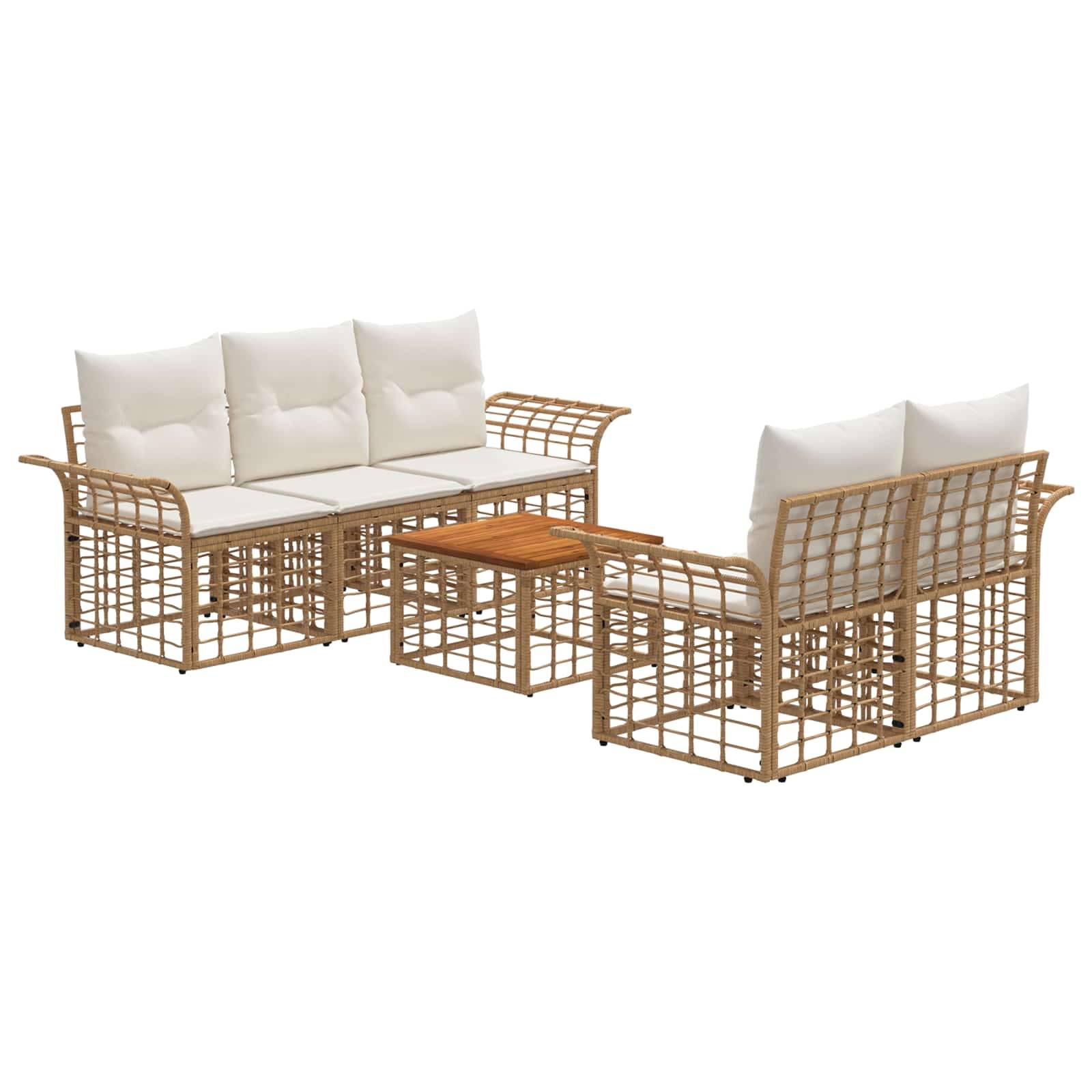 Polyrattan-Sitzgarnitur für die Terrasse mit cremefarbenen Kissen: Sofa, zwei Sessel und ein kleiner passender Couchtisch auf weißem Hintergrund.
