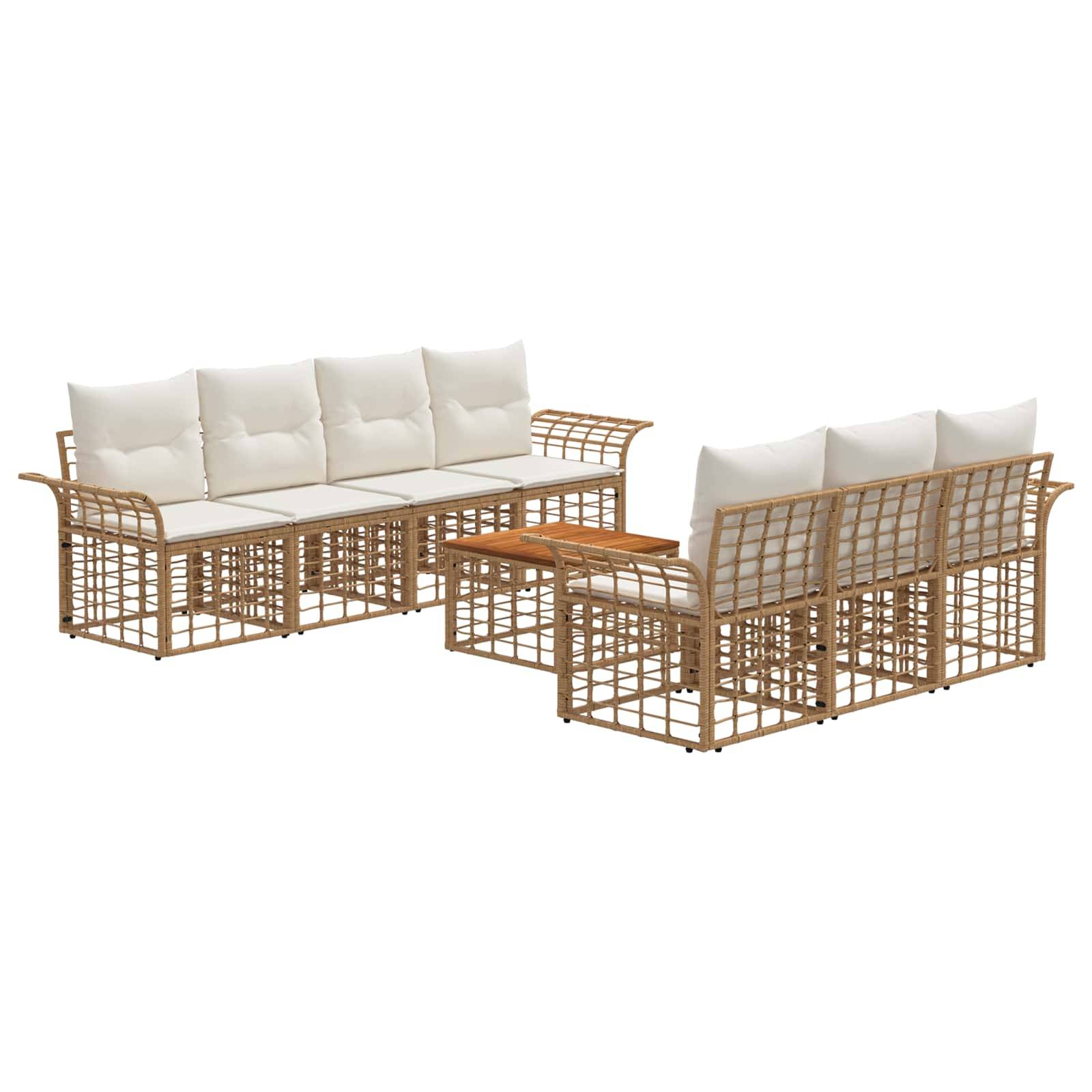 Zwei Korbgeflecht-Gartensofas mit Cremefarbenen Kissen und einen passenden Eckentisch, gezeigt vor weißem Hintergrund.