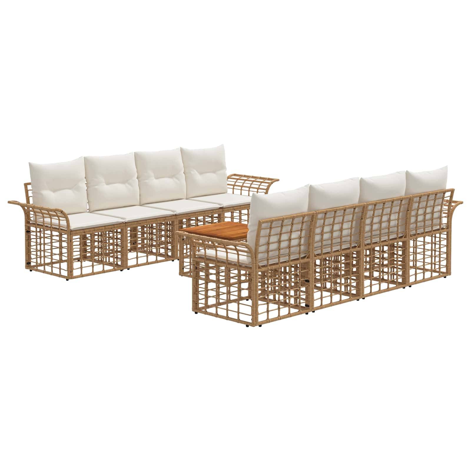 Zwei Gartensofas im Flechtwerk-Stil mit beigen Kissen und einem kleinen passenden Tisch auf weißem Hintergrund.