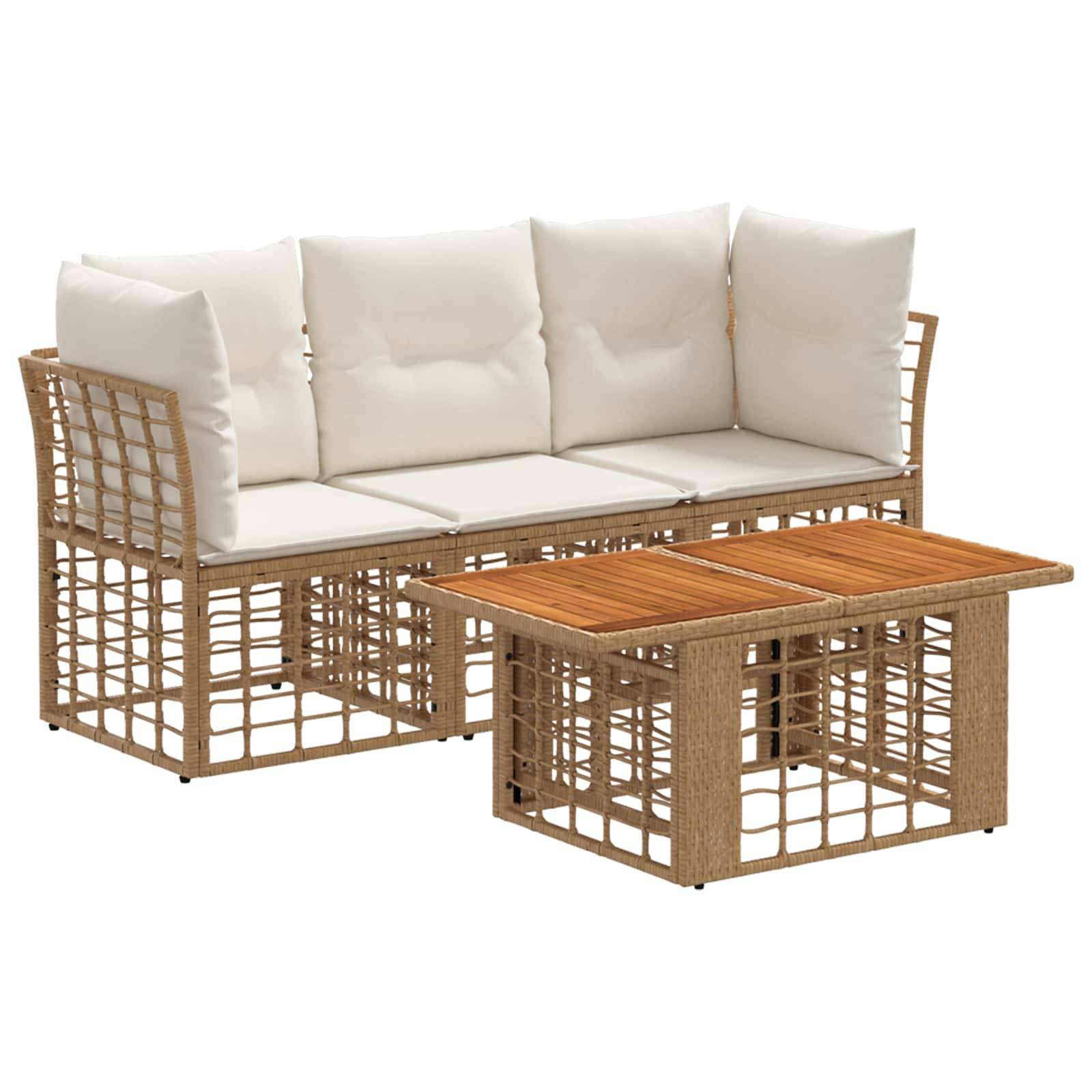 Rattan-Außensofa mit weißen Kissen und passendem Couchtisch mit Holzplatte auf weißem Hintergrund.