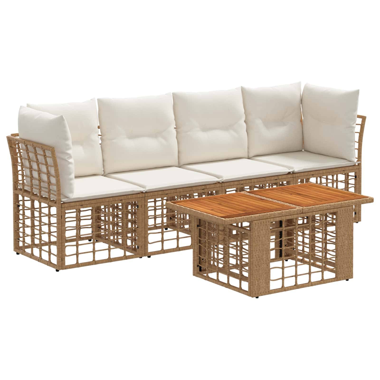 Gartensofa-Set aus Rattan mit weißen Kissen und zwei Couchtischen mit Holzplatten auf weißem Hintergrund