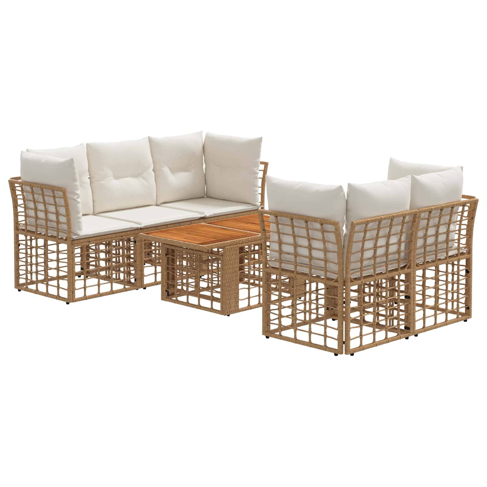 Rattan-Terrassensektionalgarnitur mit weißen Kissen und einem Holz-Couchtisch auf weißem Hintergrund.