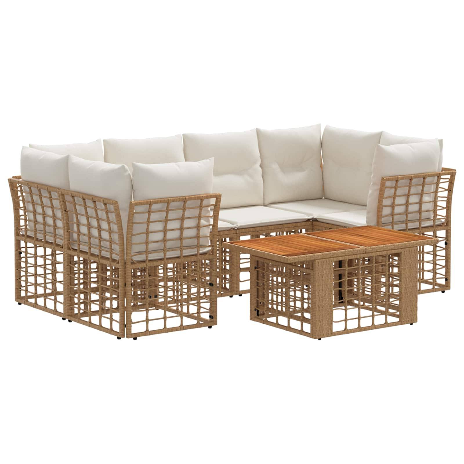 Outdoor-Rattansofas im Eckstil mit beigen Kissen und passendem Couchtisch mit Holzplatte auf weißem Hintergrund.