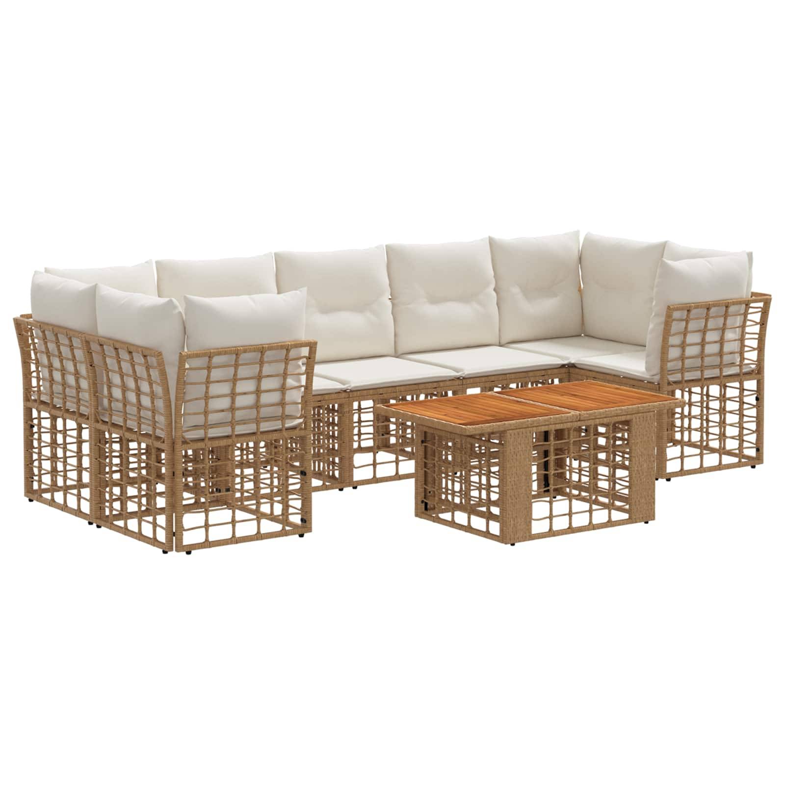 Sektionales Loungemoebel aus Rattan mit weißen Kissen und passendem Couchtisch auf weißem Hintergrund.