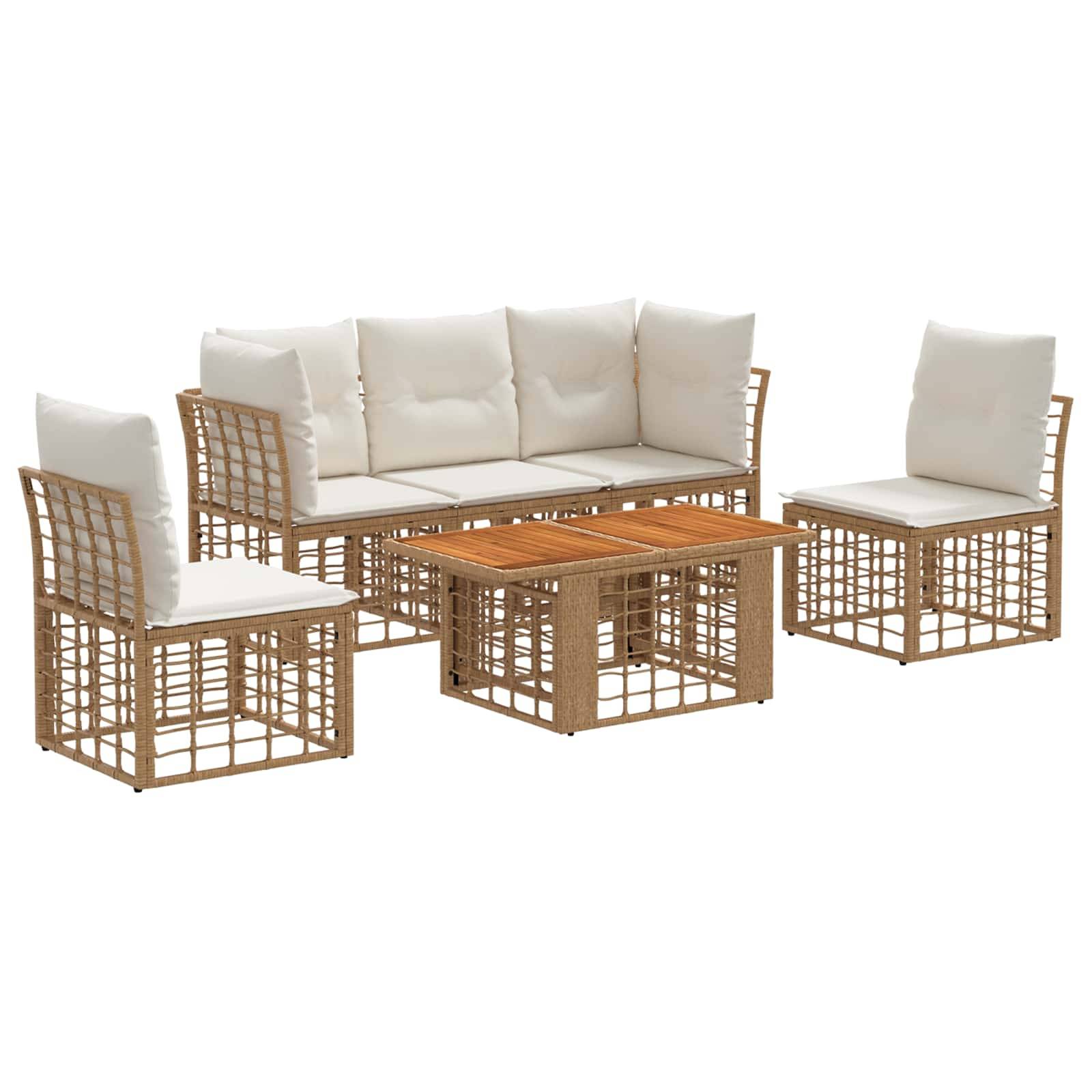 Gartenmöbel-Set aus Rattan mit Zweisitzer-Sofa, zwei Stühlen und rechteckigem Couchtisch mit weißen Kissen auf weißem Hintergrund.