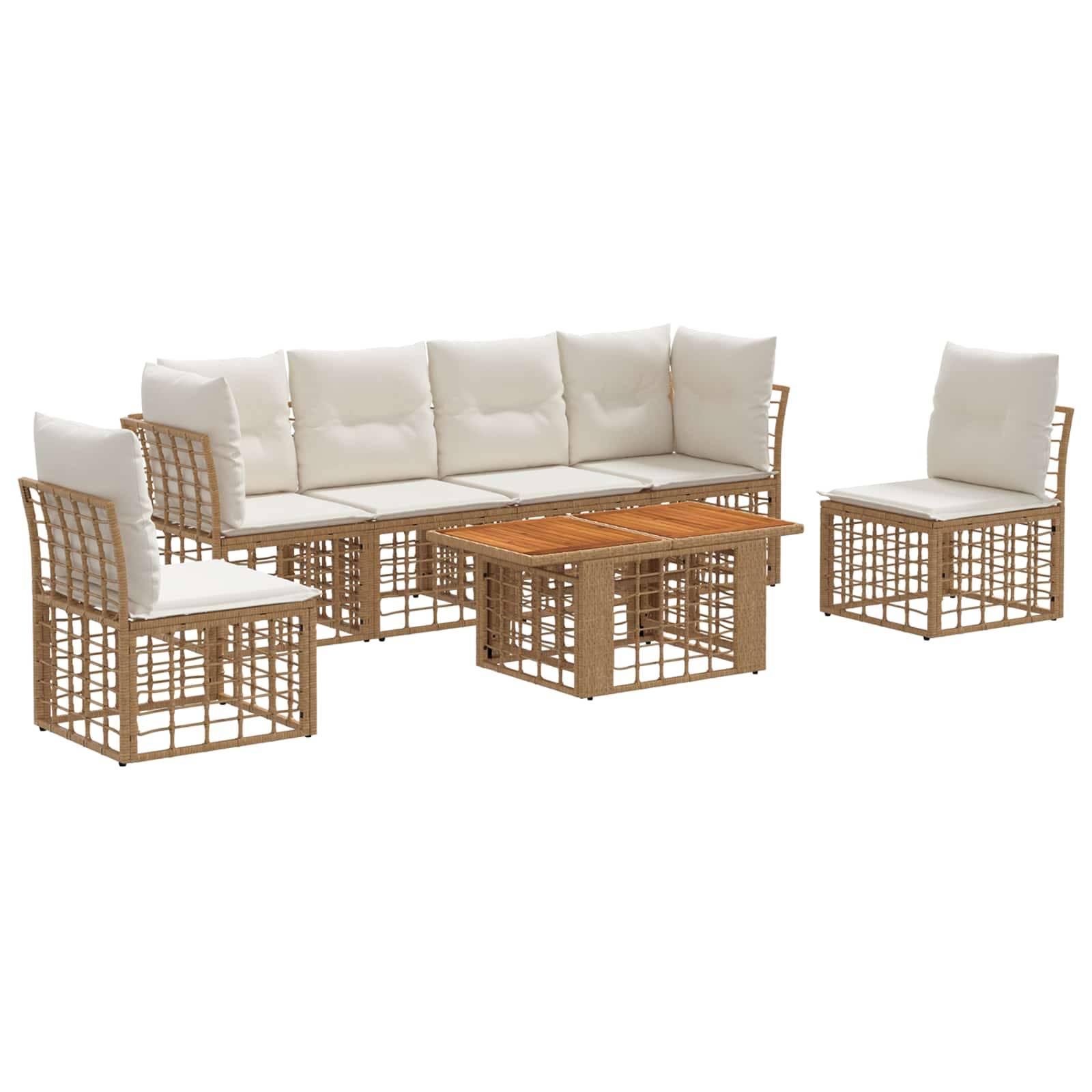 Gartenmöbel-Set im Freien mit einem beigen Rattan-Sofa, zwei Sesseln und einem niedrigen Holz-Couchtisch auf weißem Hintergrund.