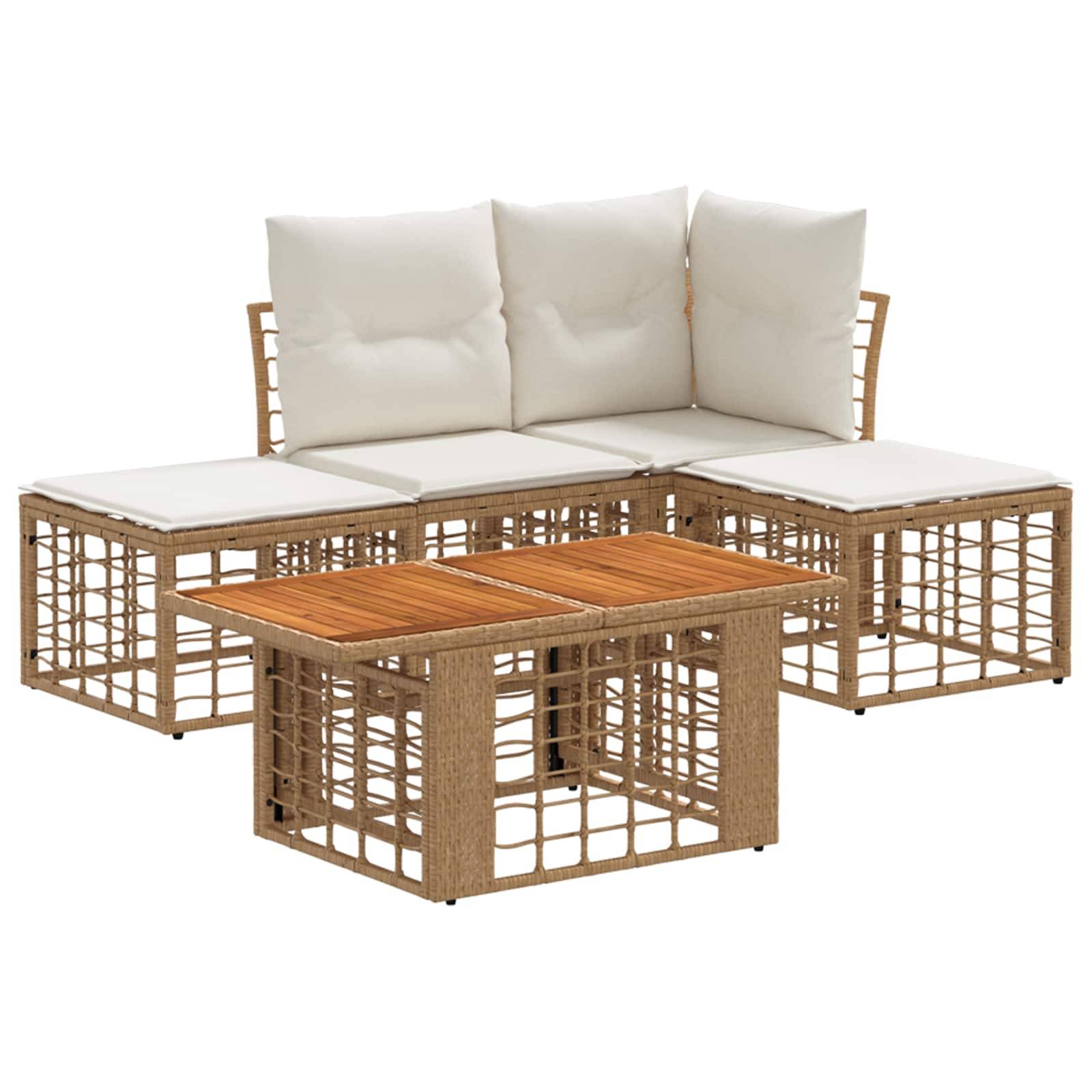 Rattan-Lounge-Sofa in L-Form im Freien mit weißen Kissen und passendem Couchtisch auf weißem Hintergrund.