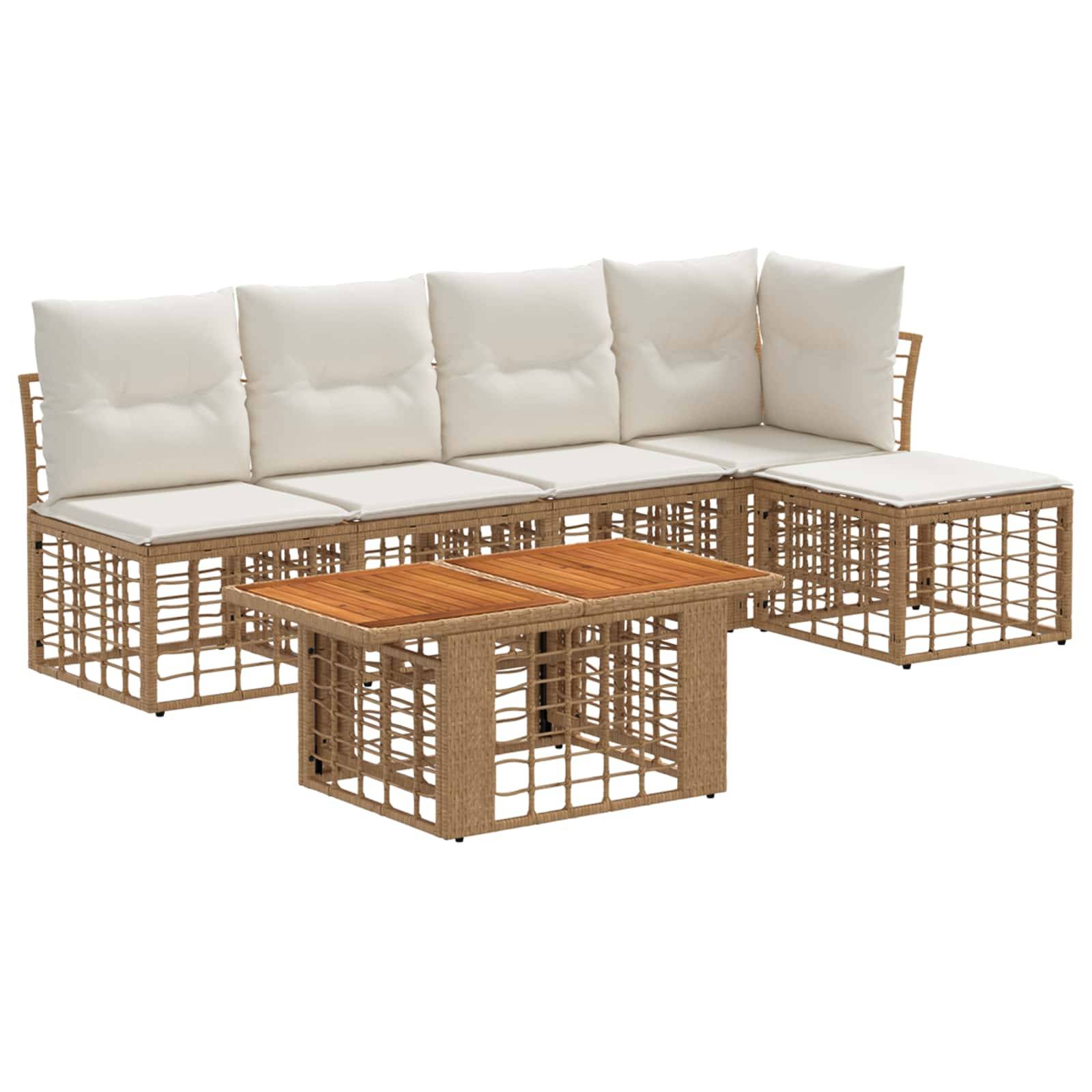 Outdoor-Lounge-Set mit weißen Kissen und geflochtenen Rattanrahmen, plus passendem rechteckigem Couchtisch mit Holzplatte.