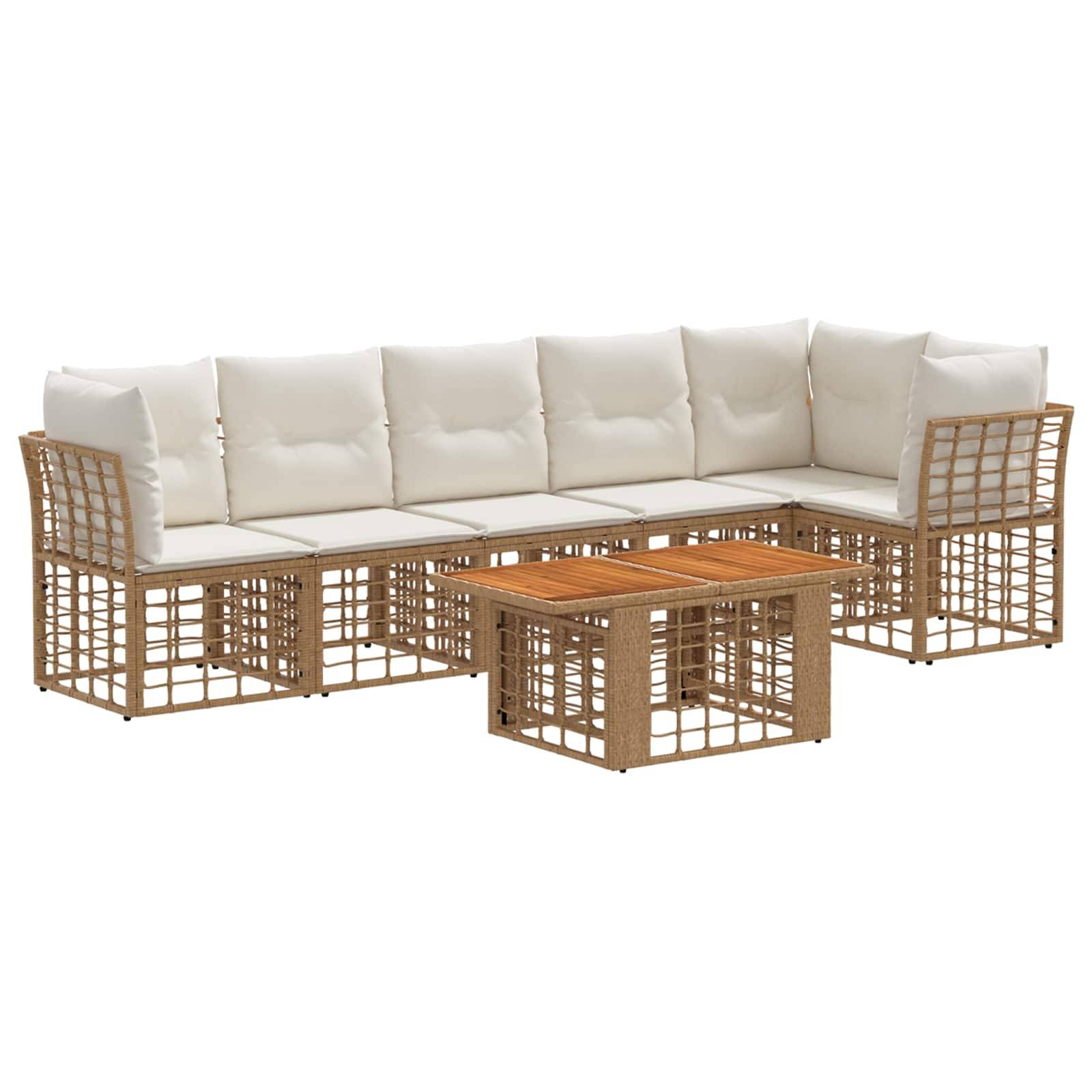 L-förmiges Outdoor-Sitzmöbel aus Rattan mit cremefarbenen Kissen und passendem, niedrigem Couchtisch auf weißem Hintergrund.