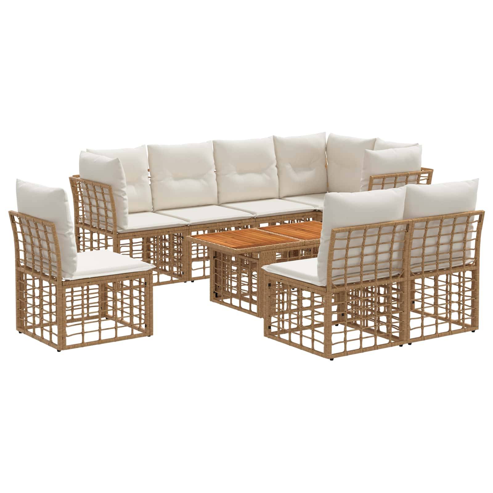 Polyrattan-Gartensitzgarnitur mit beigefarbenen Kissen auf weißem Hintergrund, bestehend aus einem langen Sofa, zwei Sesseln und zwei Couchtischen.