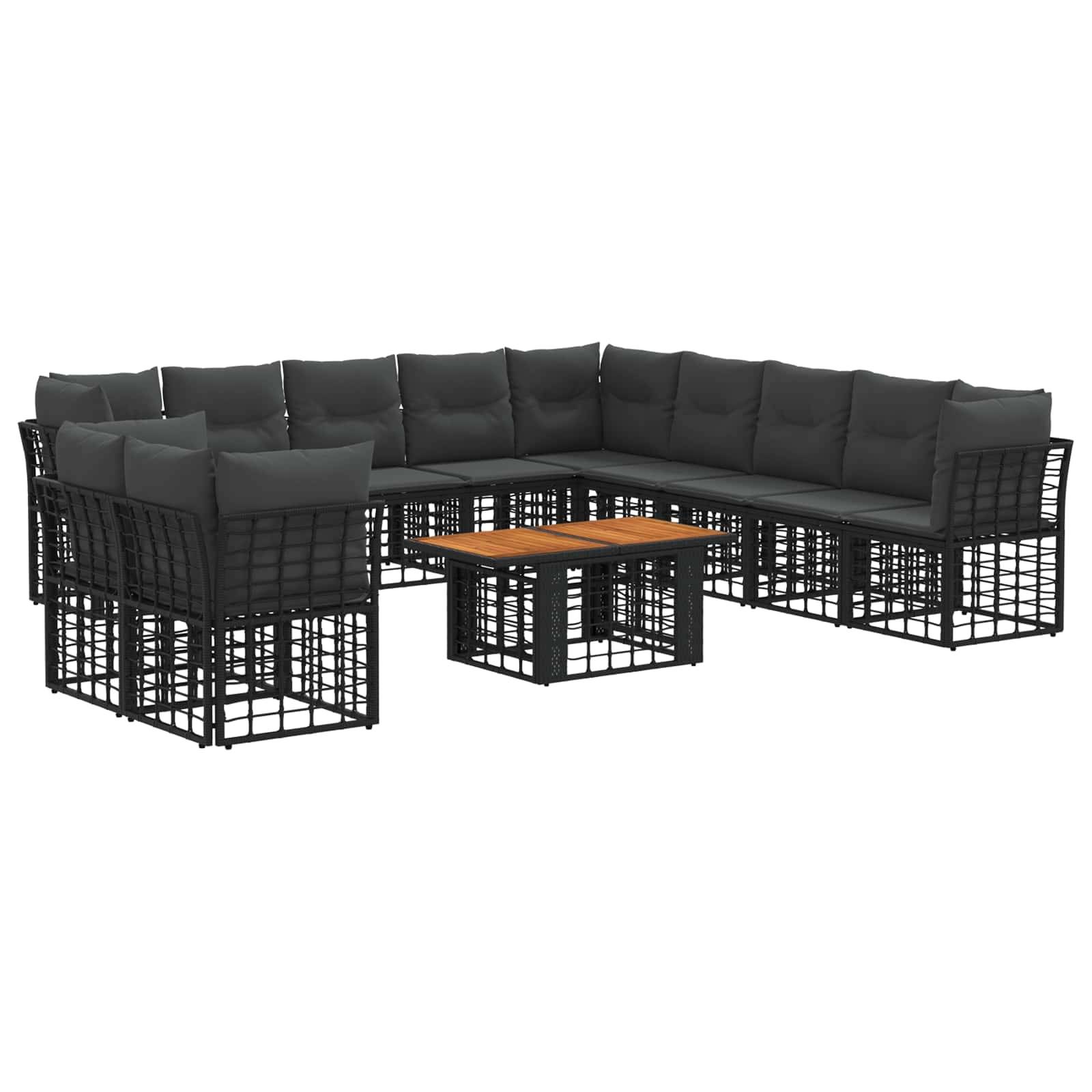 Schwarzes Korb-Outdoor-Sectionalsofa-Set mit dunklen Kissen und einem kleinen Couchtisch mit Holzplatte auf weißem Hintergrund.