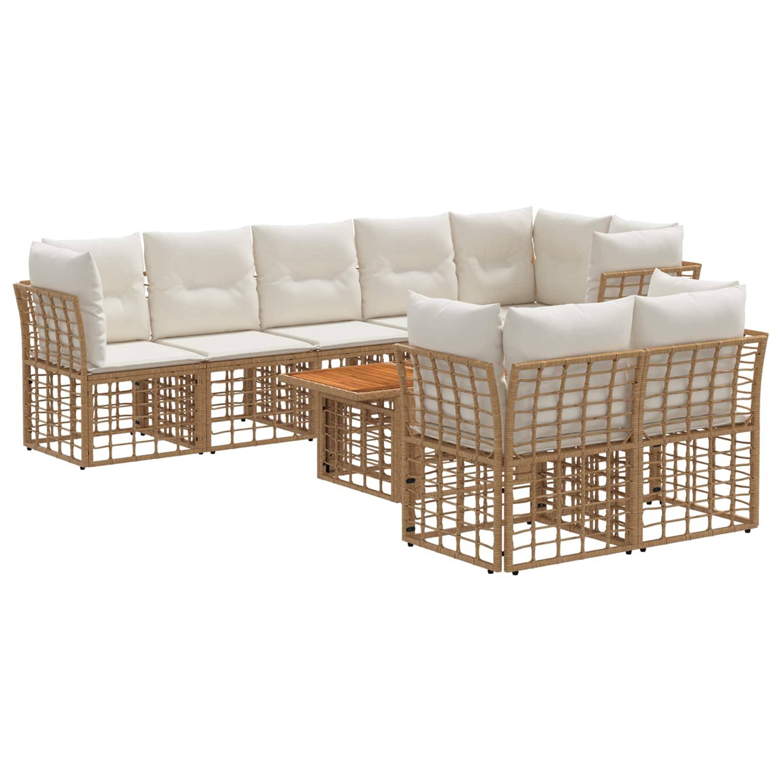 Sektionales Rattan-Gartenmöbel-Set mit cremefarbenen Kissen und passendem Couchtisch auf weißem Hintergrund.