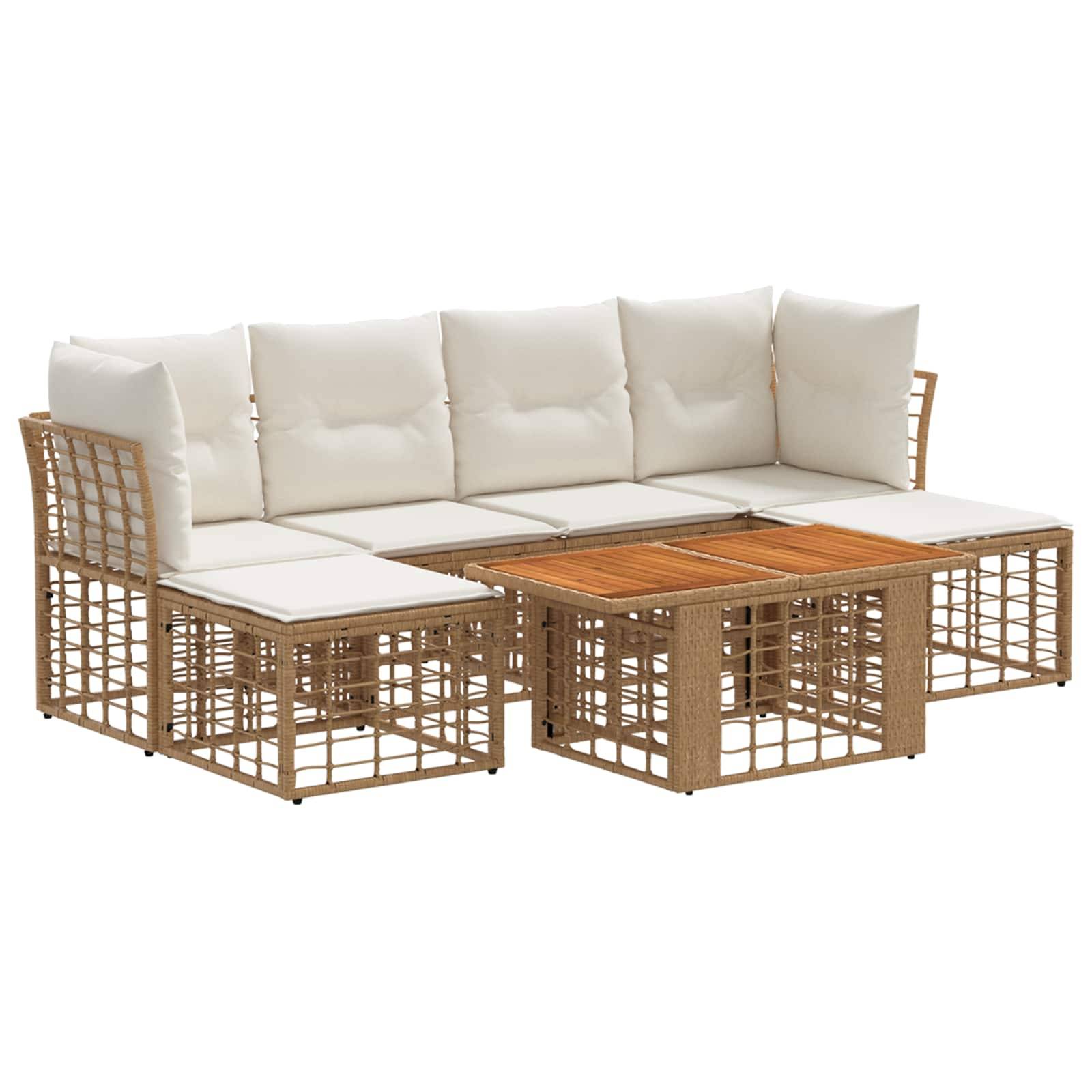 Rattan-Gartensitzmöbel mit weißen Kissen und passendem Couchtisch mit Holzplatte auf weißem Hintergrund.