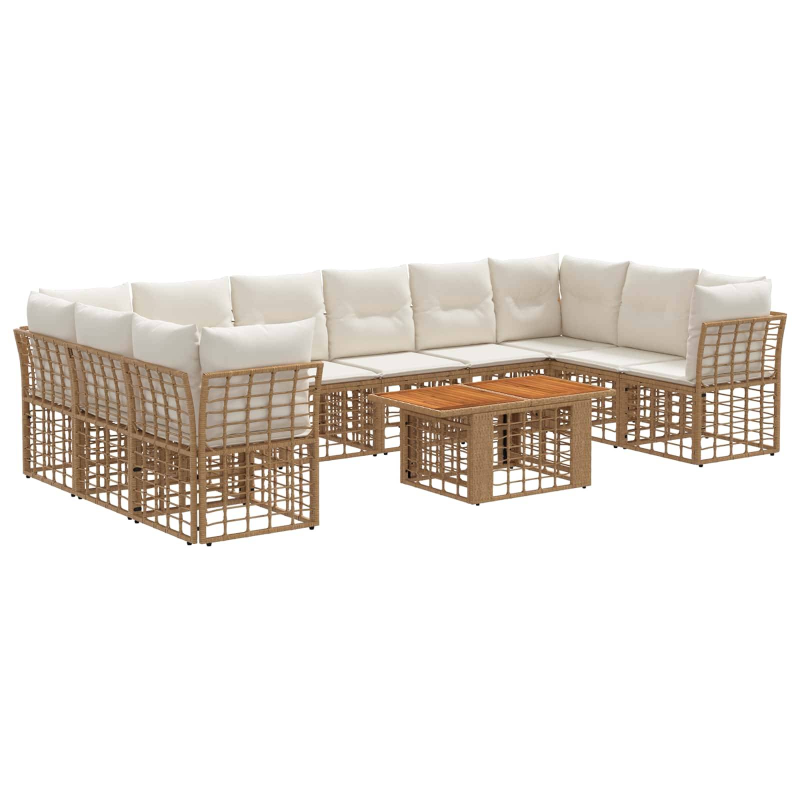 U-förmiges Outdoor-Ecksofa mit Rattanrahmen, weißen Kissen und passendem Couchtisch auf weißem Hintergrund.