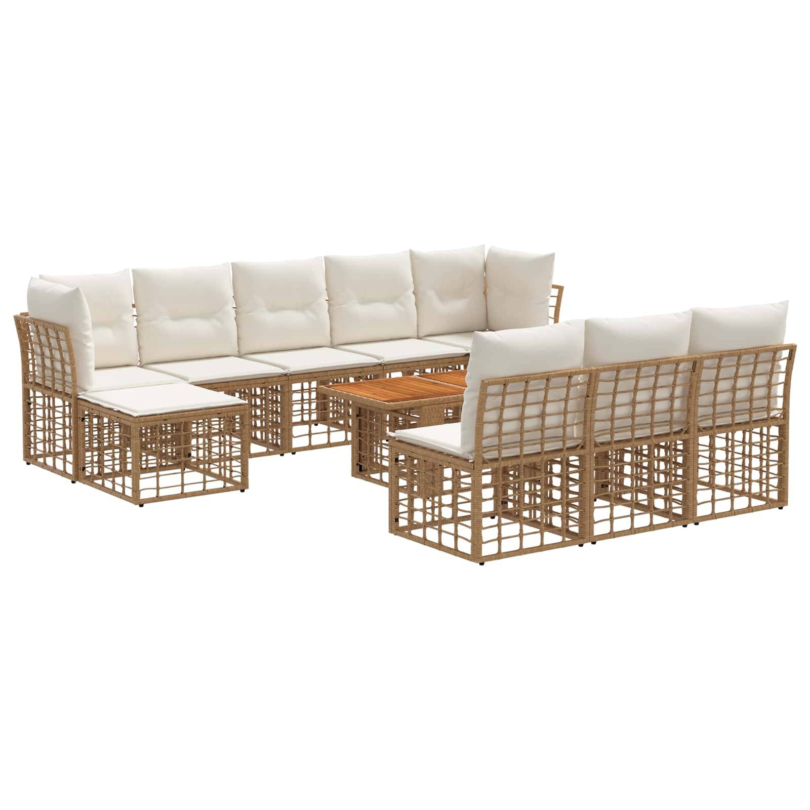 Wickel-Außenbereich-Loungeset aus Flechtwerk mit cremefarbenen Kissen und passendem Couchtisch auf weißem Hintergrund.