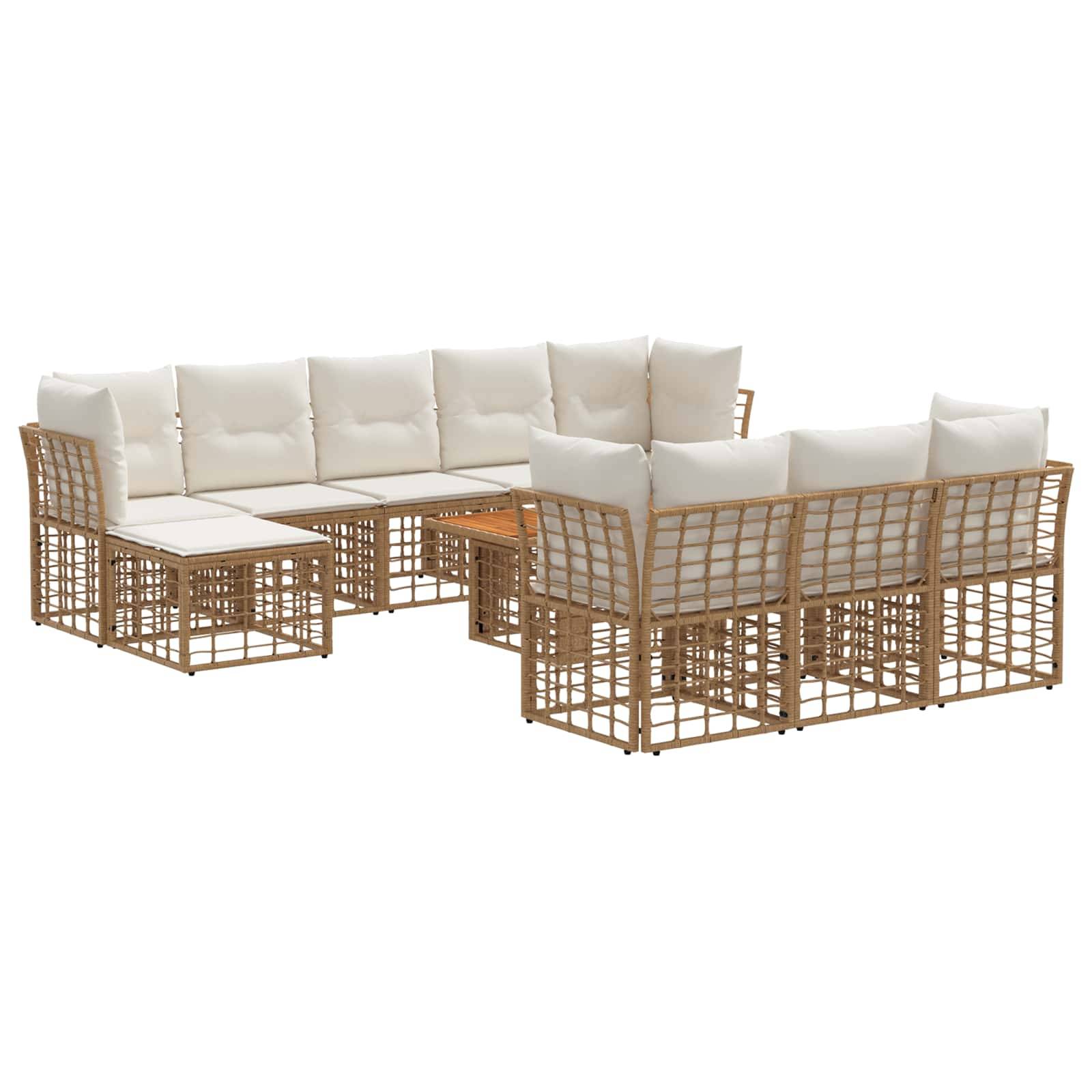 Zwei Korb-Außensektionalsofas mit weißen Kissen und einem passenden Hocker, auf weißem Hintergrund dargestellt.