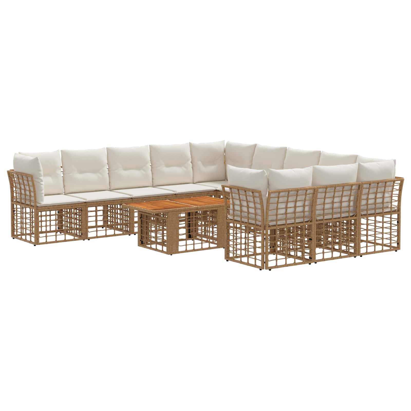 Outdoor-Rattansofagarnitur mit weißen Kissen und passendem Couchtisch auf weißem Hintergrund.