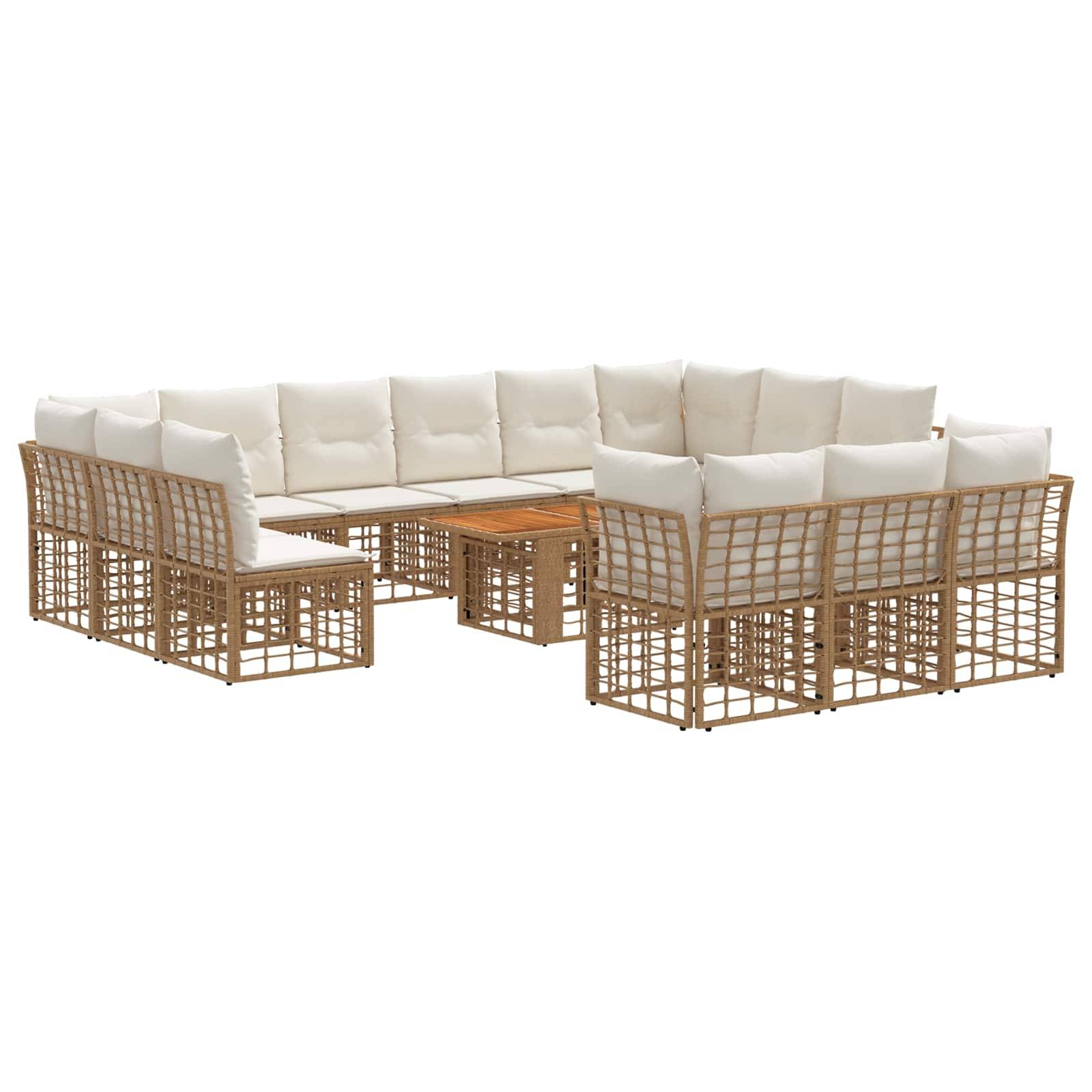 Wickel-Außensektionalsofa mit cremefarbenen Kissen und passendem Couchtisch, angeordnet in einer L-förmigen Terrassensitzgruppe.