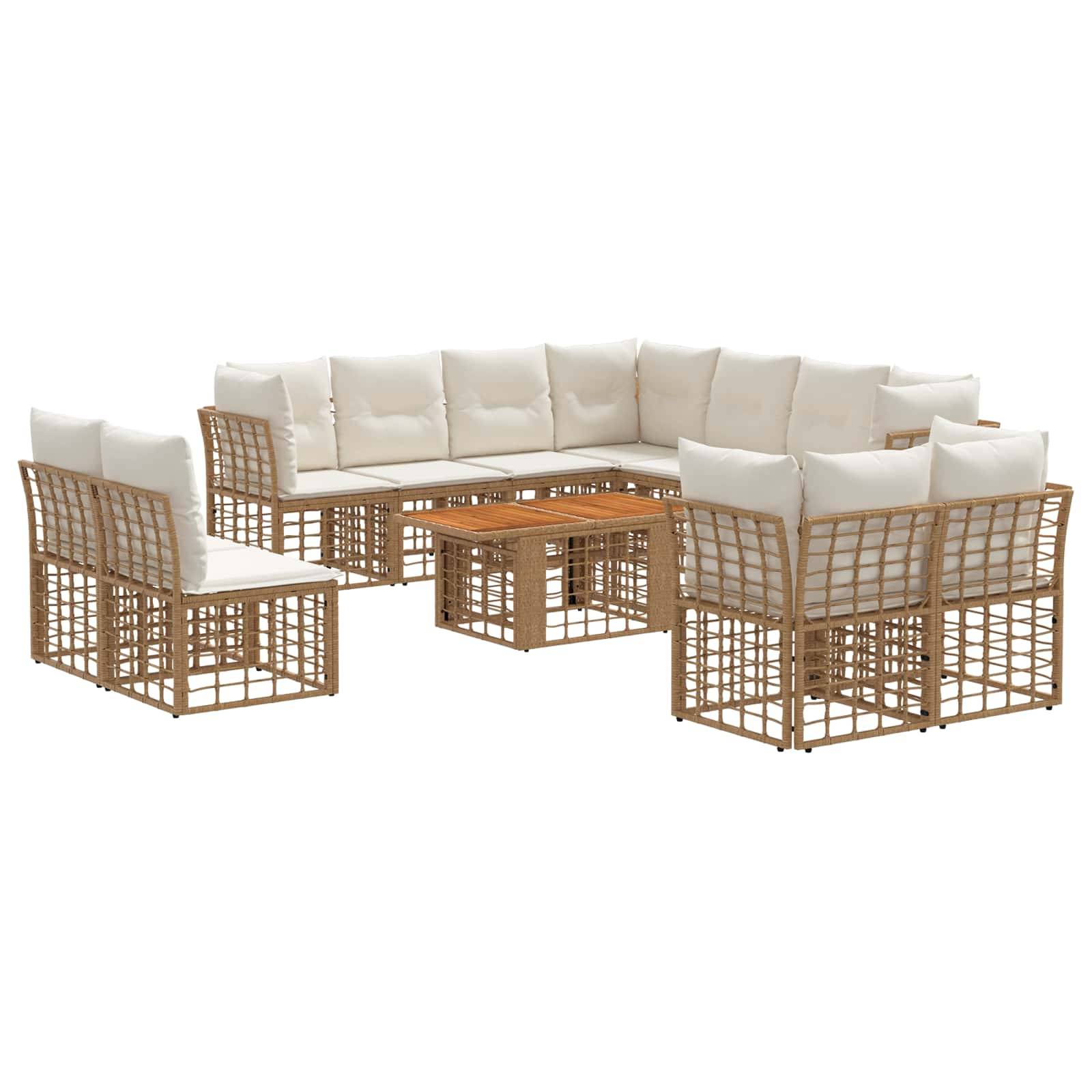 Outdoor-Sektionalsatz aus Rattan mit cremefarbenen Kissen, passenden Sesseln und kleinem Couchtisch auf weißem Hintergrund.
