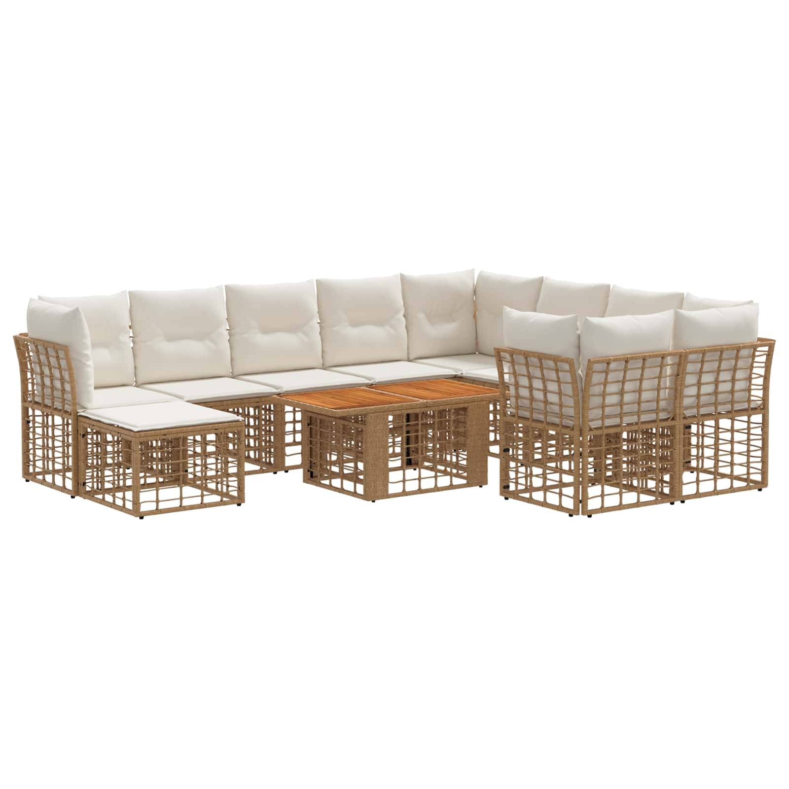 L-förmiges Outdoor-Sektional-Sofaset mit weißen Kissen, geflochtenen beige Rahmen, passenden Ottomanen und einem kleinen Holz-Couchtisch auf weißem Hintergrund.
