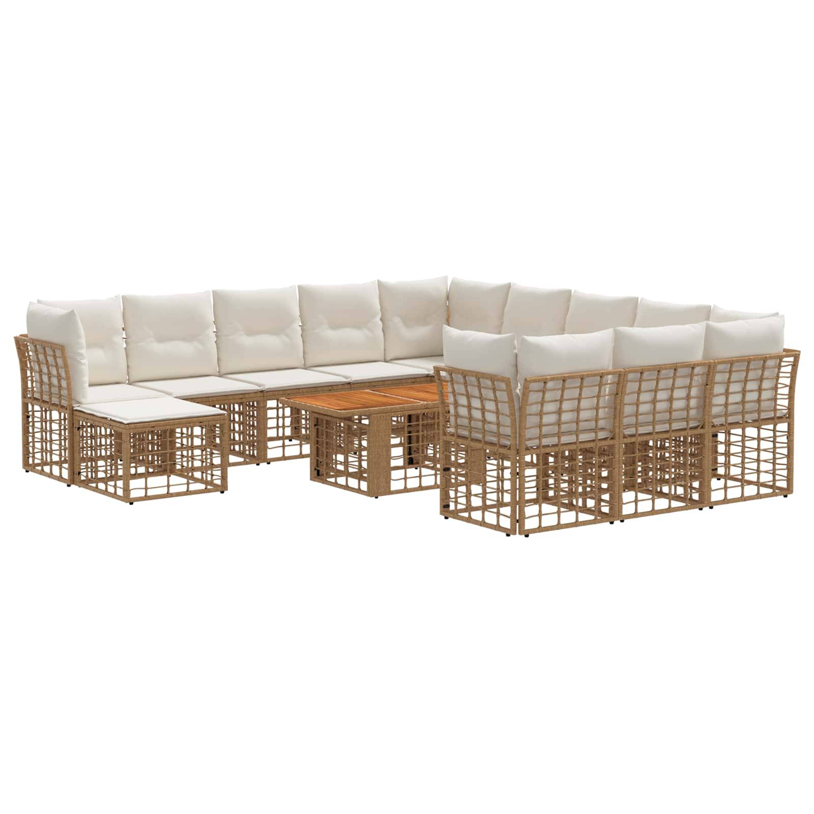 Modulares Outdoor-Ecksofa-Set mit weißen Kissen und geflochtenem Rattangestell, arrangiert um zwei niedrige Holztische auf weißem Hintergrund.