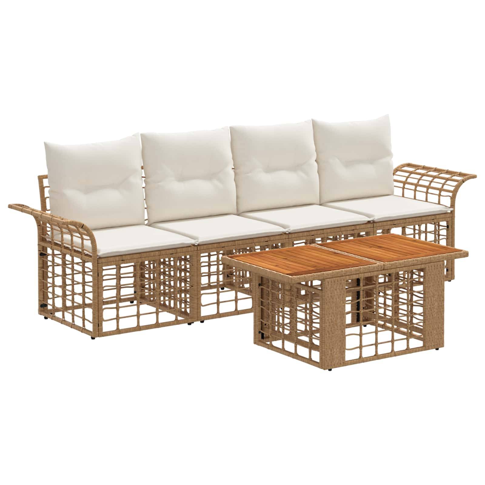 Rattan-Außensofa-Set mit weißen Kissen und passendem Couchtisch mit Holzplatte auf weißem Hintergrund.