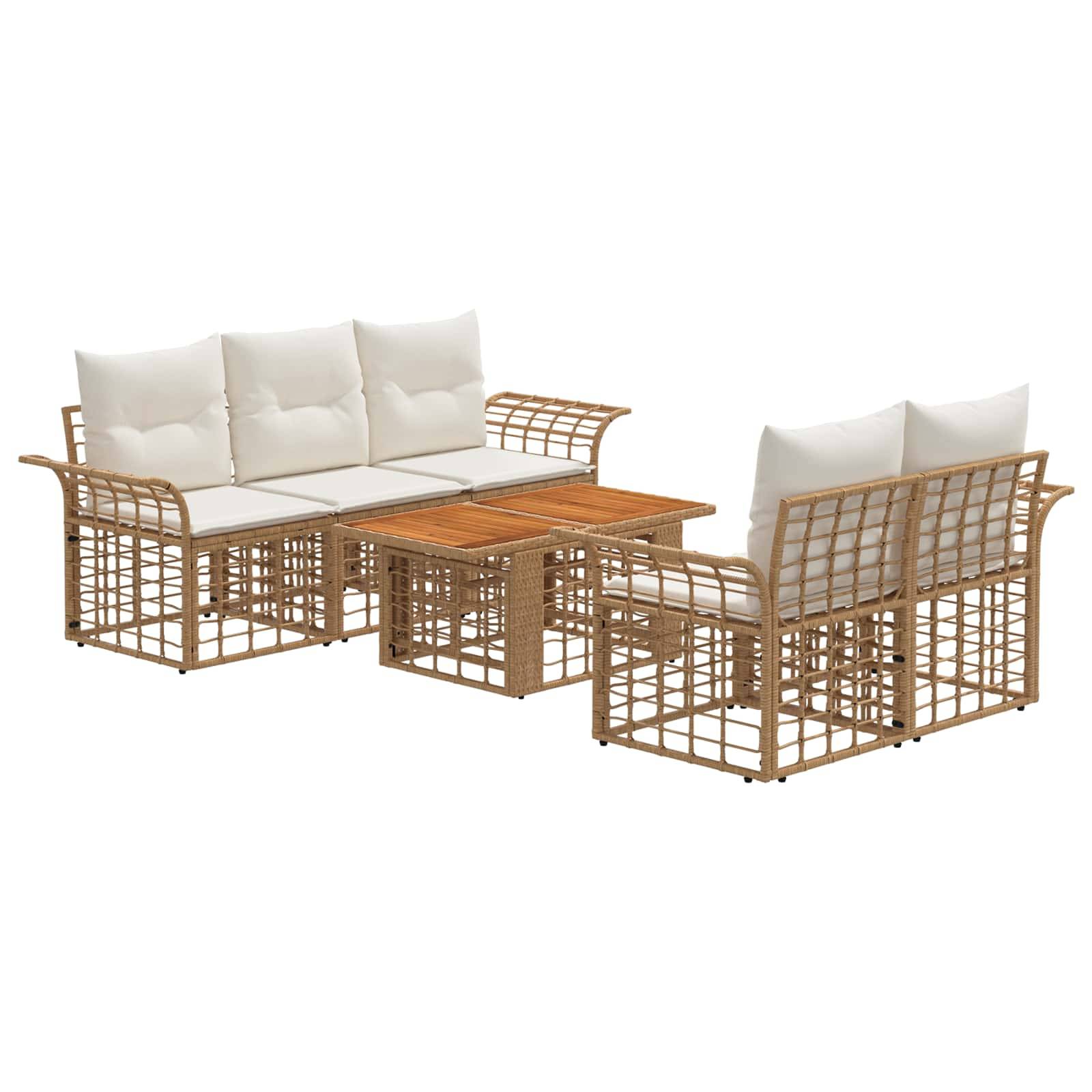 Outdoor-Rattanmöbel-Gesprächssatz mit Sofa, zwei Stühlen und verschachtelten Couchtischen mit weißen Kissen und Holzoberflächen.