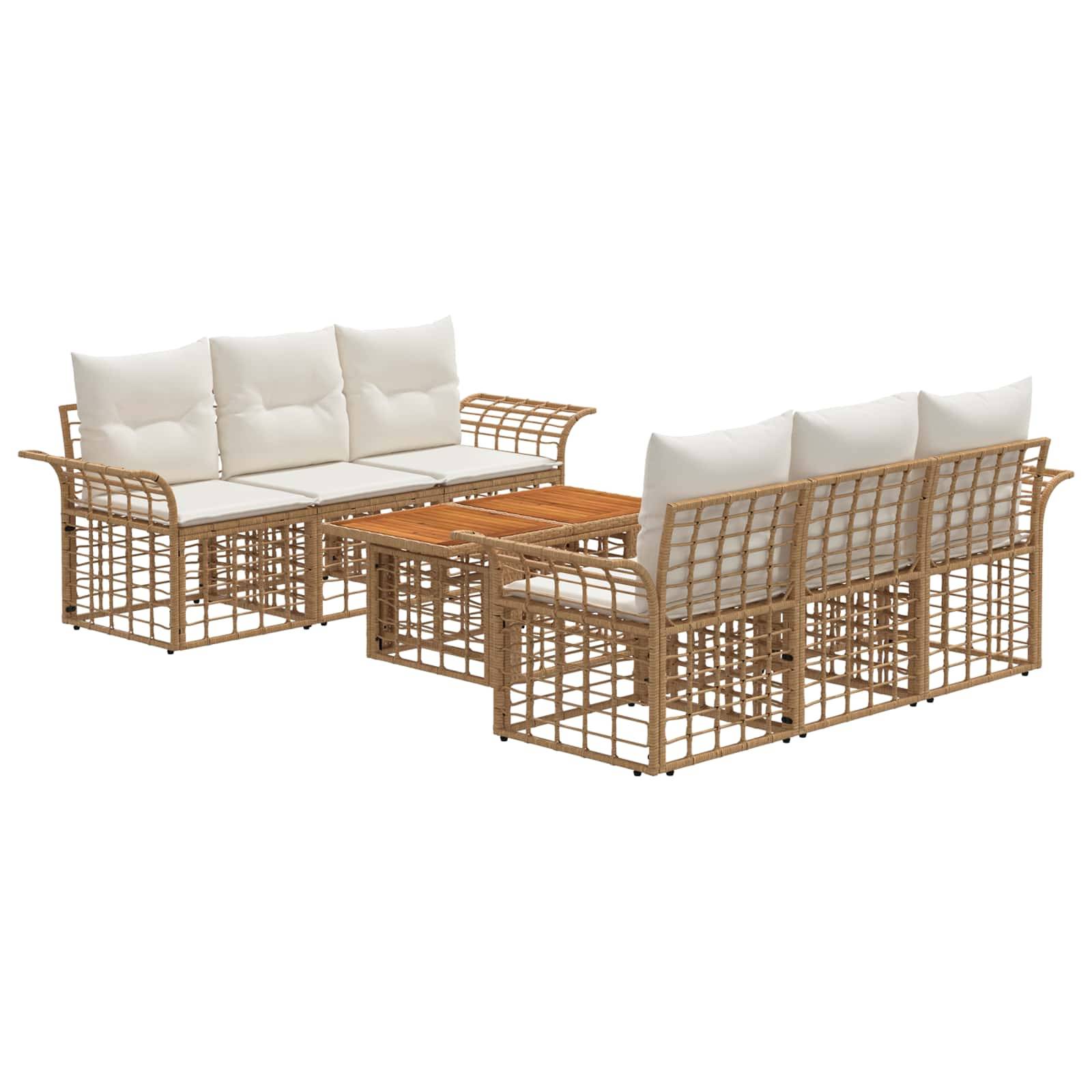 Rattan-Gartenmöbel-Set im Freien mit zwei gepolsterten Sofas und einem passenden Couchtisch.