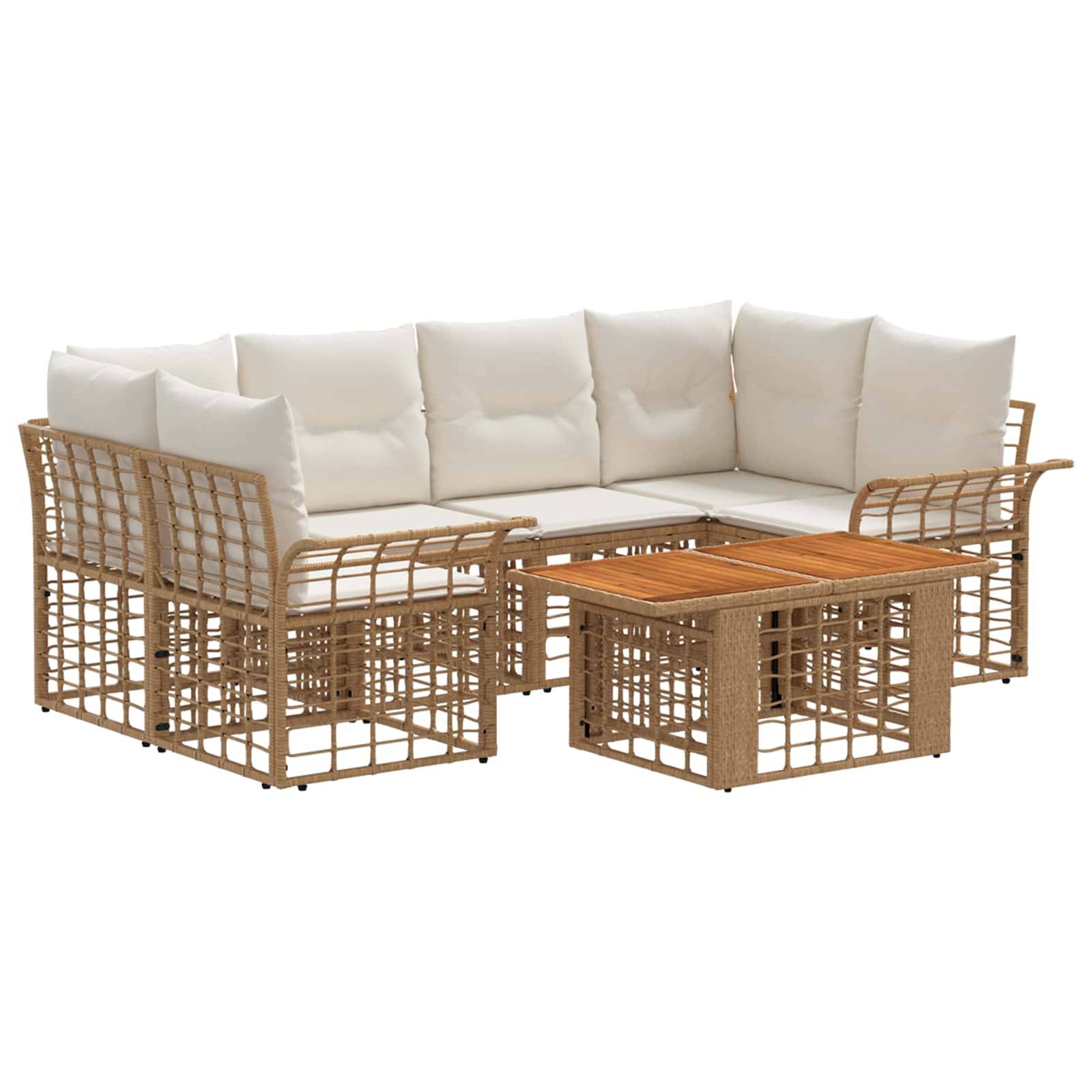 Wickel-Außenbereichs-Loungeset mit weißen Kissen und passendem, niedrigem Couchtisch auf weißem Hintergrund.