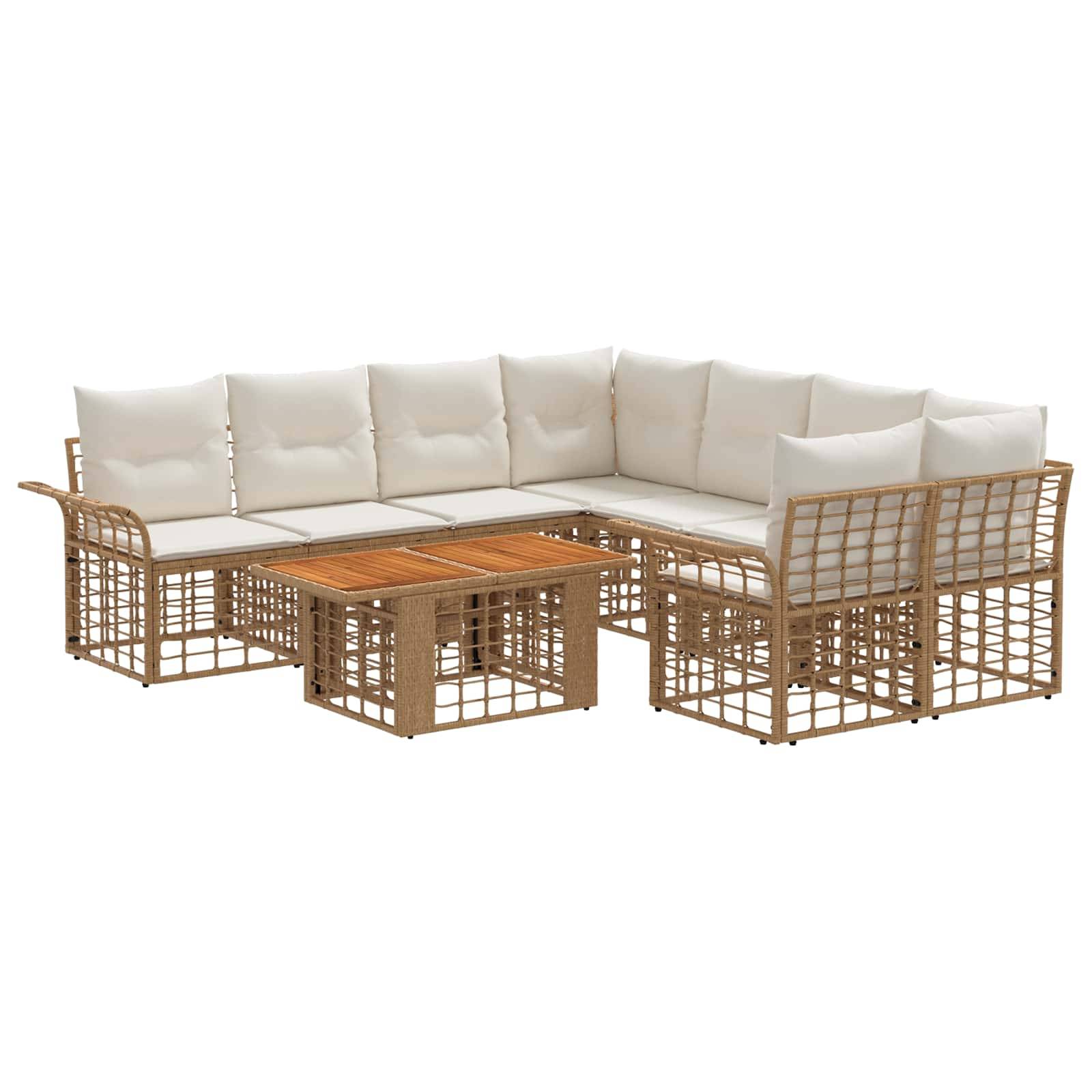 L-förmiges Outdoor-Rattansofa mit cremefarbenen Kissen, kombiniert mit einem passenden Rattan-Couchtisch auf weißem Hintergrund.