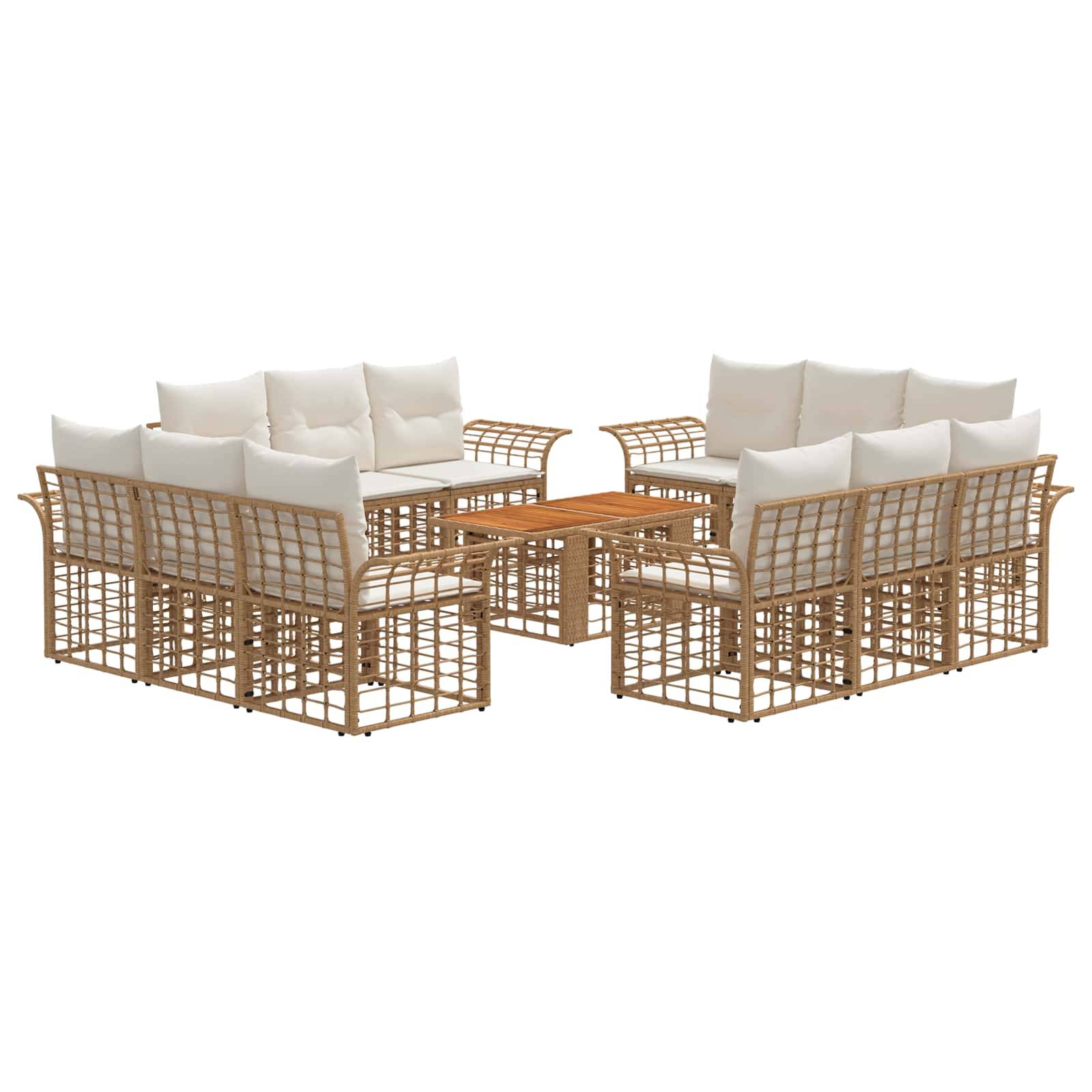 Outdoor-Terrassenset mit vier Korbsesseln, vier gepolsterten Zweiersofas und zwei kleinen Tischen mit Holzplatte, die um einen zentralen Tisch herum angeordnet sind.
