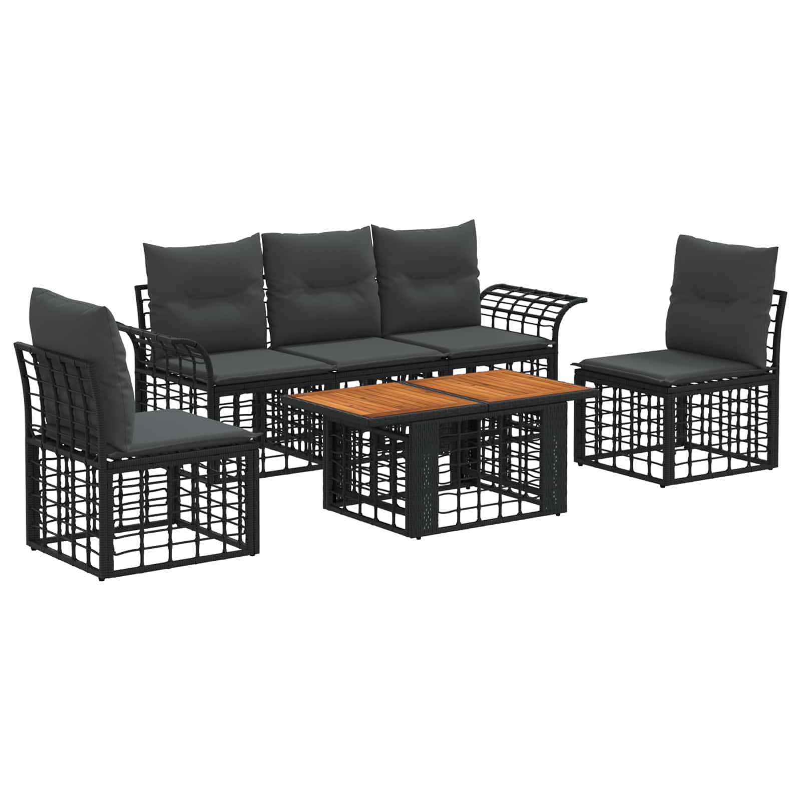 Schwarzes Rattangarnituren-Set für den Außenbereich mit Sofa, zwei Stühlen und Couchtisch mit Holzplatte auf weißem Hintergrund.