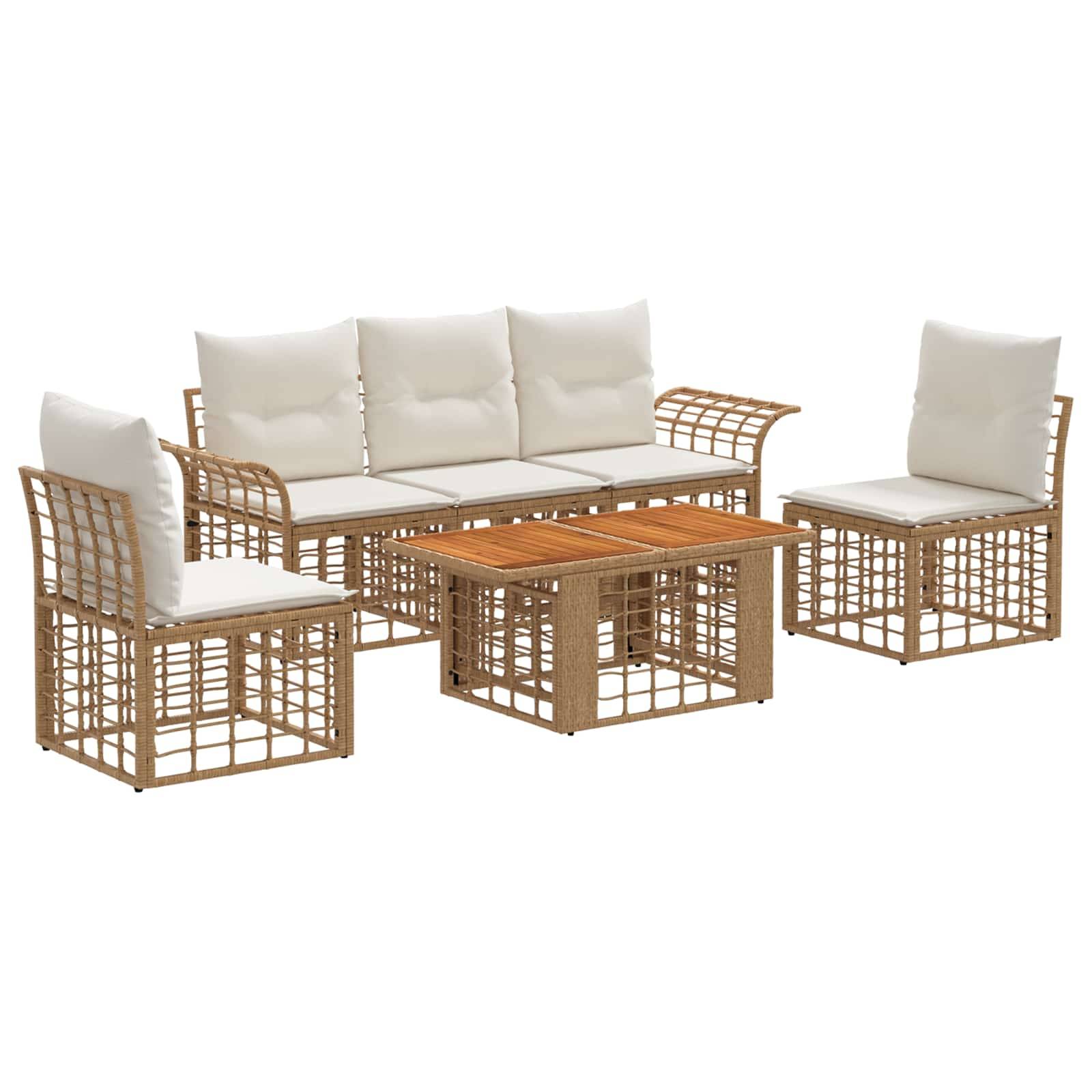 Gartenmoebel-Set im Freien mit gewebtem Rattan-Sofa, zwei Stühlen und einem Couchtisch mit weißen Kissen auf weißem Hintergrund.